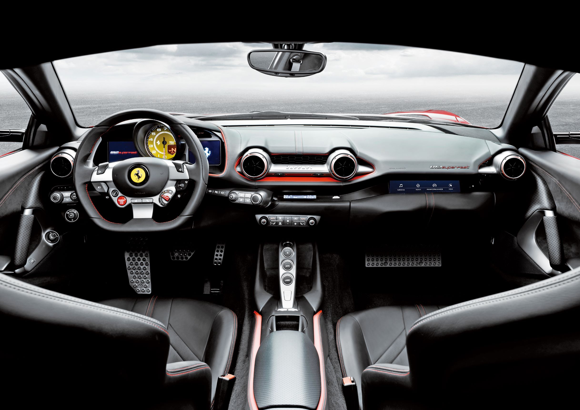 完全移植自 F1 的法拉利 812 竞技型仪表与方向盘。