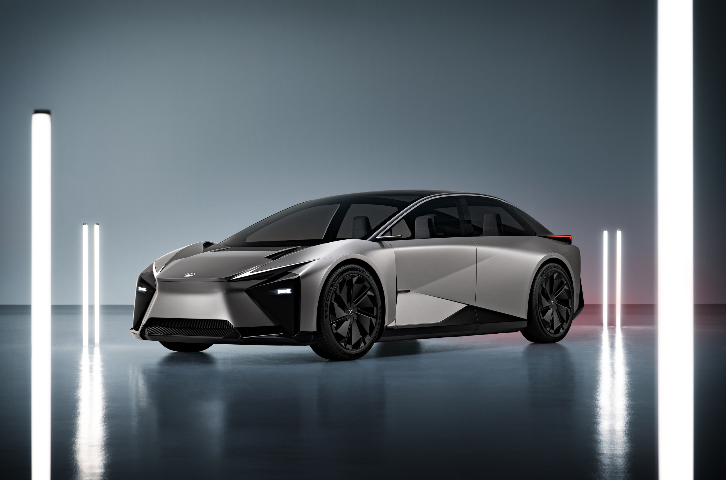大面積鈑件與楔形褶線充滿設計感，也預告了 Lexus 的新世代風格。