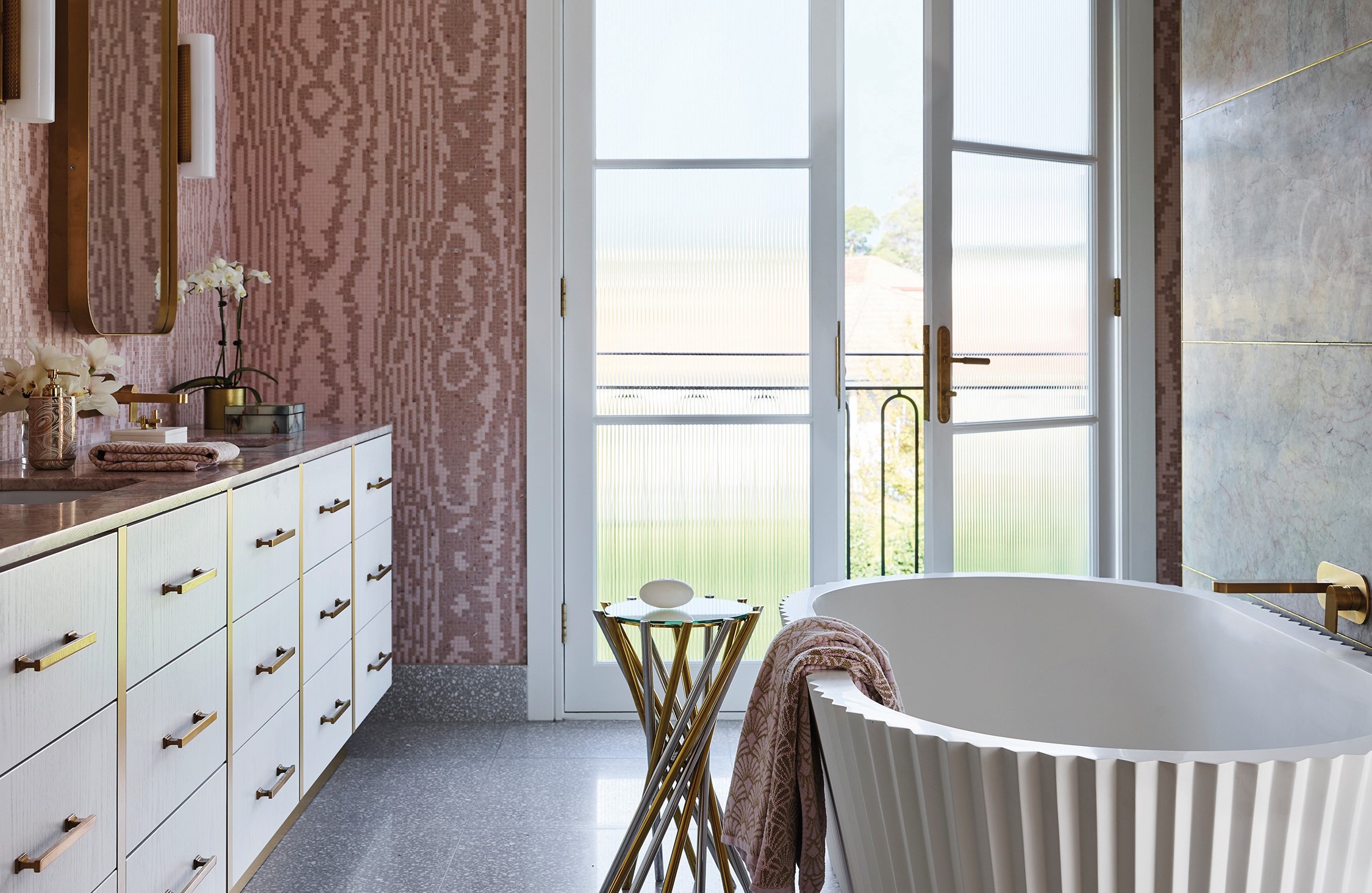 室內採用大量的柔性粉紅成為展現舊世代的優雅元素。
