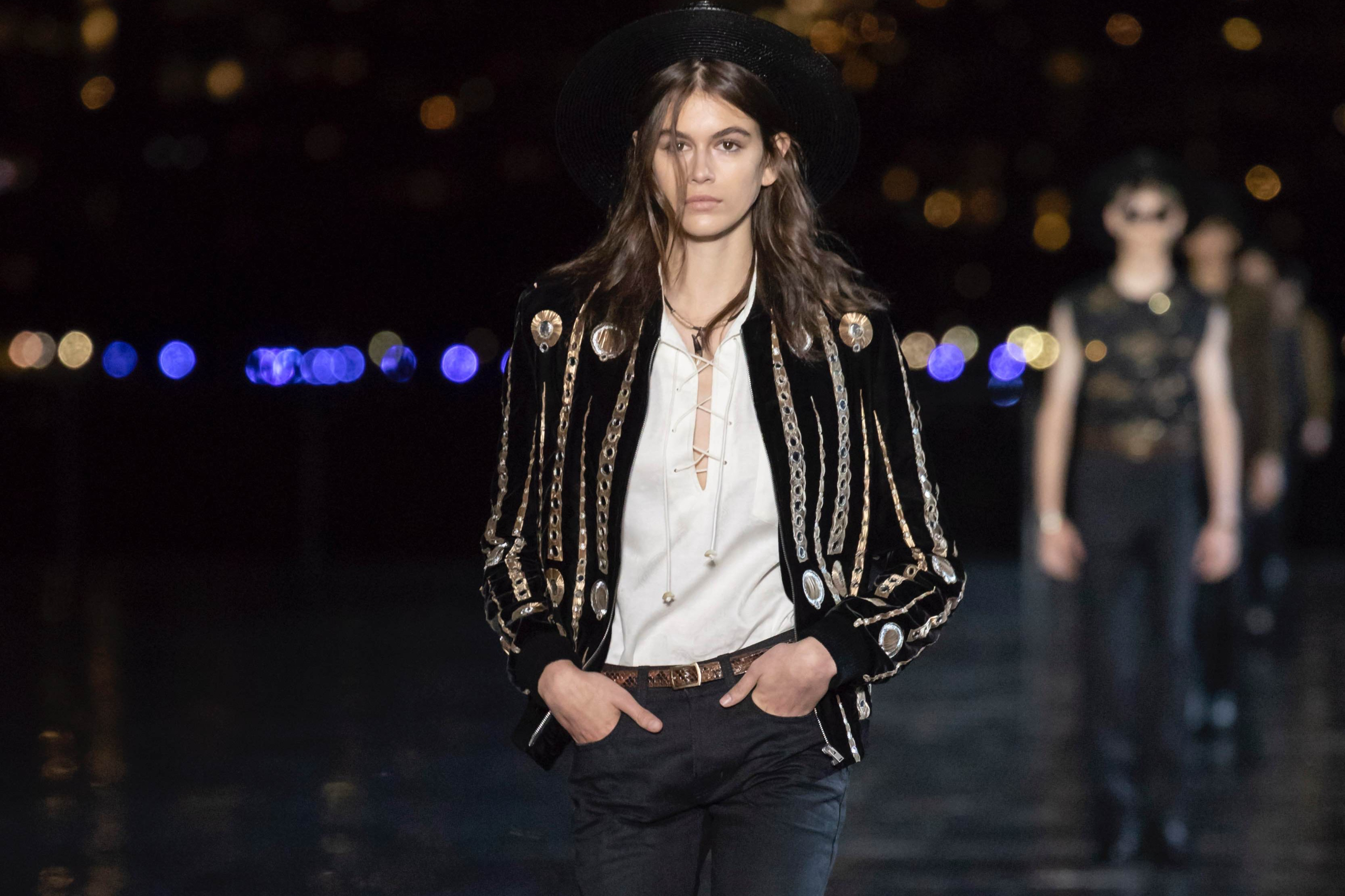 1978 年 Saint Laurent 在紐約舉辦了一個盛大難忘的派對，40 年後將 2019 春夏男裝系列重新帶回了紐約，再次上演了超現代版的夜晚時裝秀。以 Urban Cowboy 為靈感，並將七○年代的紐約色彩，充滿潮流態度卻又細膩，融合各種元素創造了現今的版本。