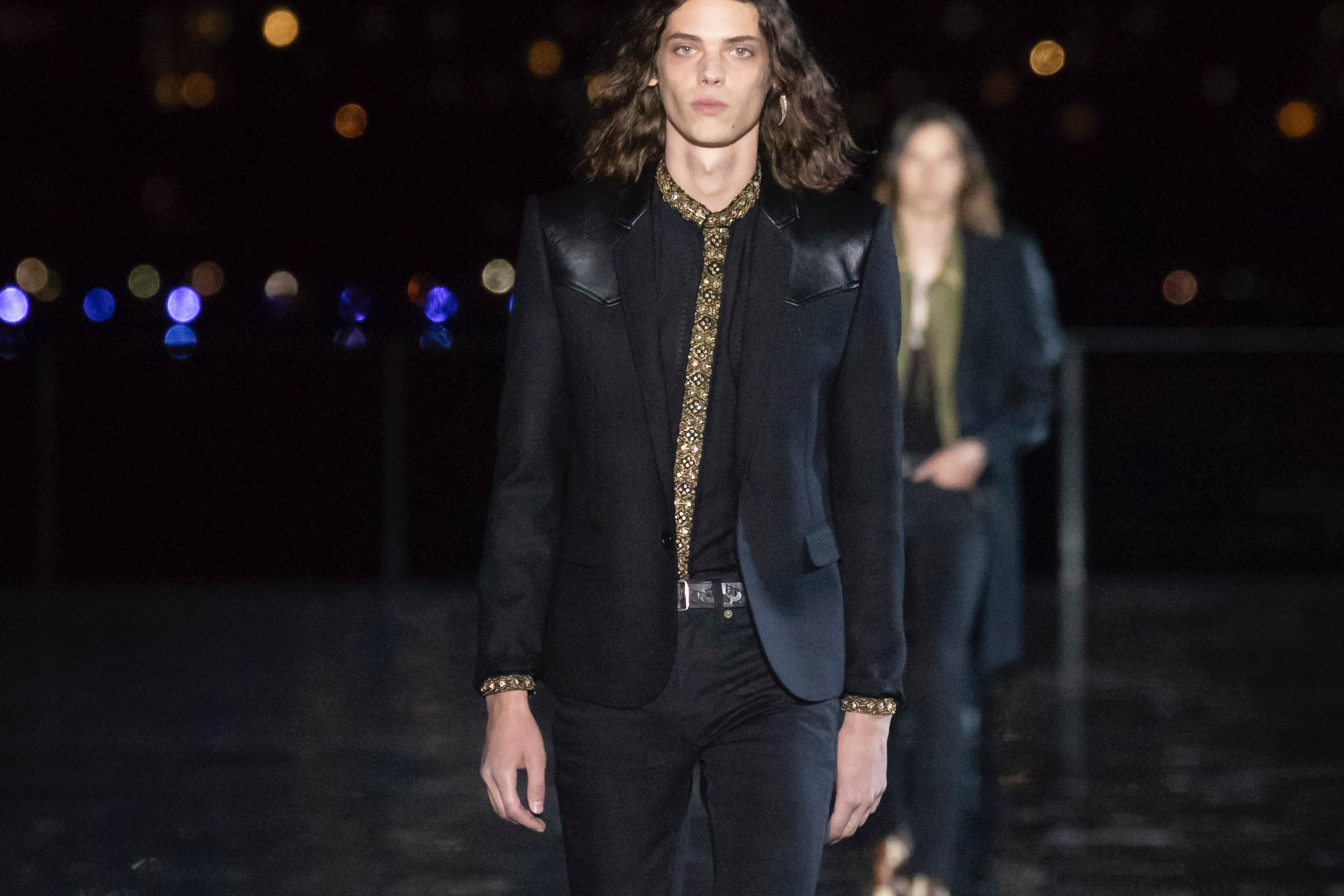 1978 年 Saint Laurent 在紐約舉辦了一個盛大難忘的派對，40 年後將 2019 春夏男裝系列重新帶回了紐約，再次上演了超現代版的夜晚時裝秀。以 Urban Cowboy 為靈感，並將七○年代的紐約色彩，充滿潮流態度卻又細膩，融合各種元素創造了現今的版本。