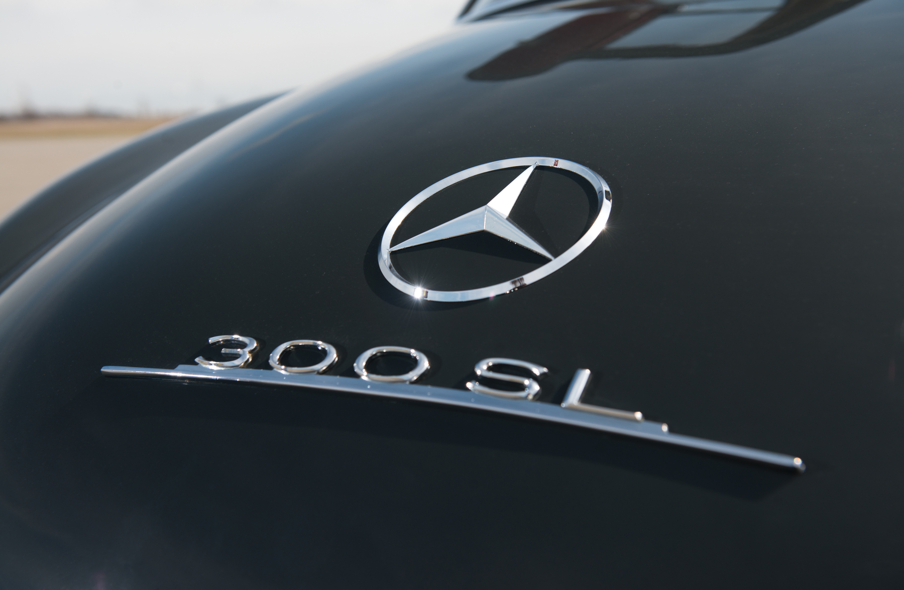 Mercedes-Benz 車尾的 300 SL 字樣訴說不凡定位，內部的空間則可放置備用輪胎或行李。