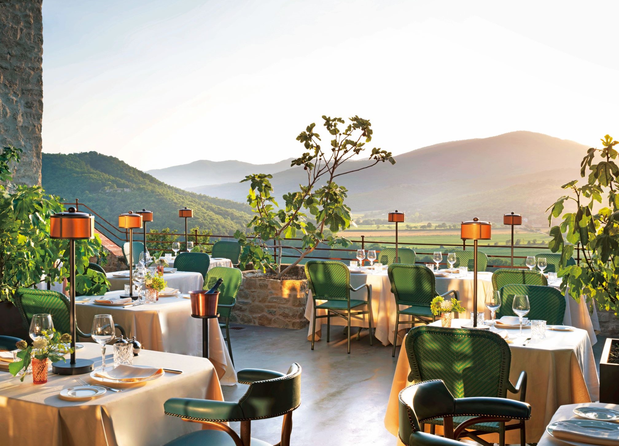 Ristorante Al Castello 餐廳的露臺座位區，能一邊用餐，一邊欣賞寧靜的翁布里亞綠色風光。
