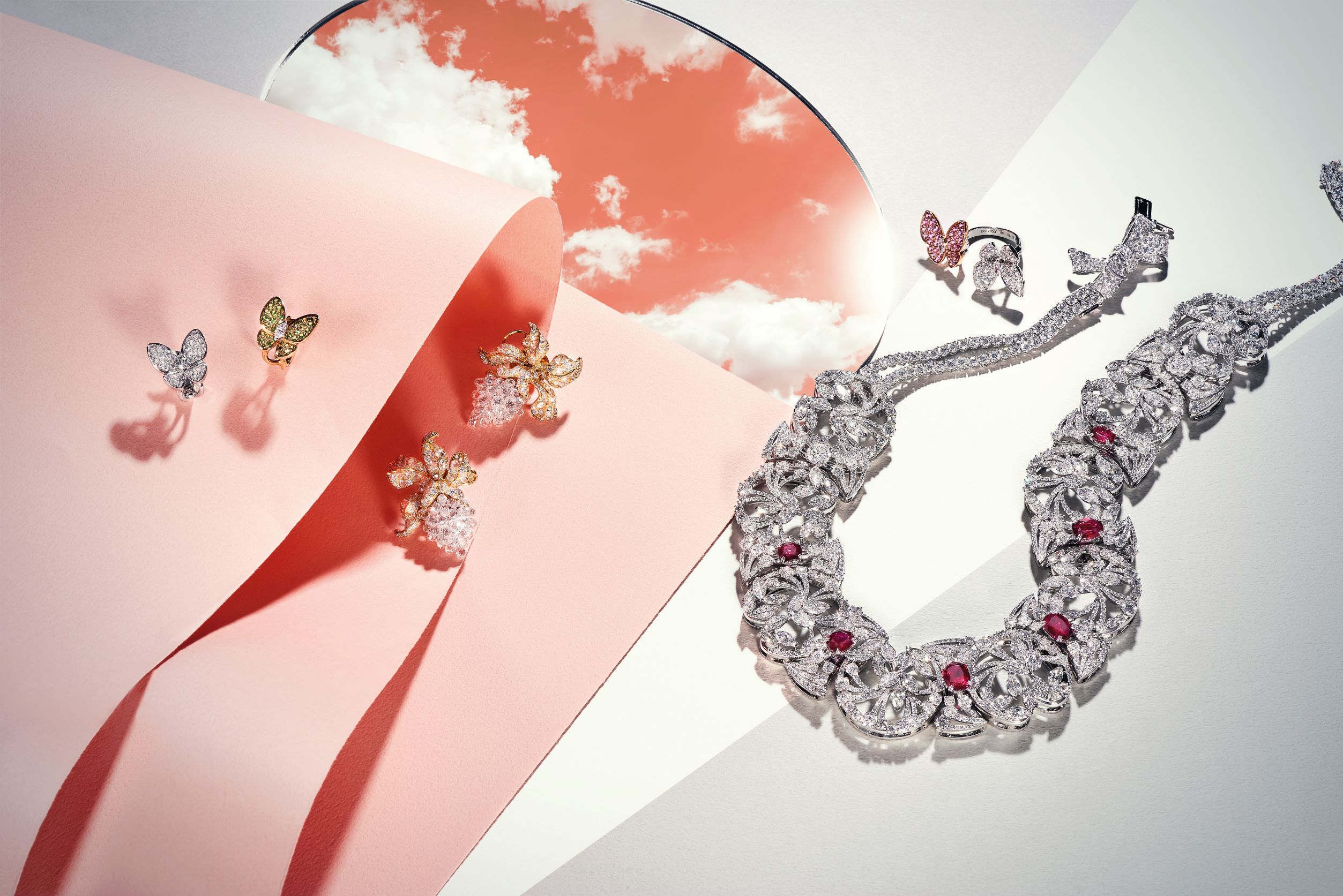 由左至右：Two Butterfly 黄 K 金镶嵌石榴石与钻石耳环，Van Cleef & Arpels；印象春兰钻石耳环，Anna Hu；Eternel Printemps 永恒春天 18K 白金鸽血红宝石项链，Chaumet；Two Butterfly 粉红刚玉与钻石指间戒，Van Cleef & Arpels