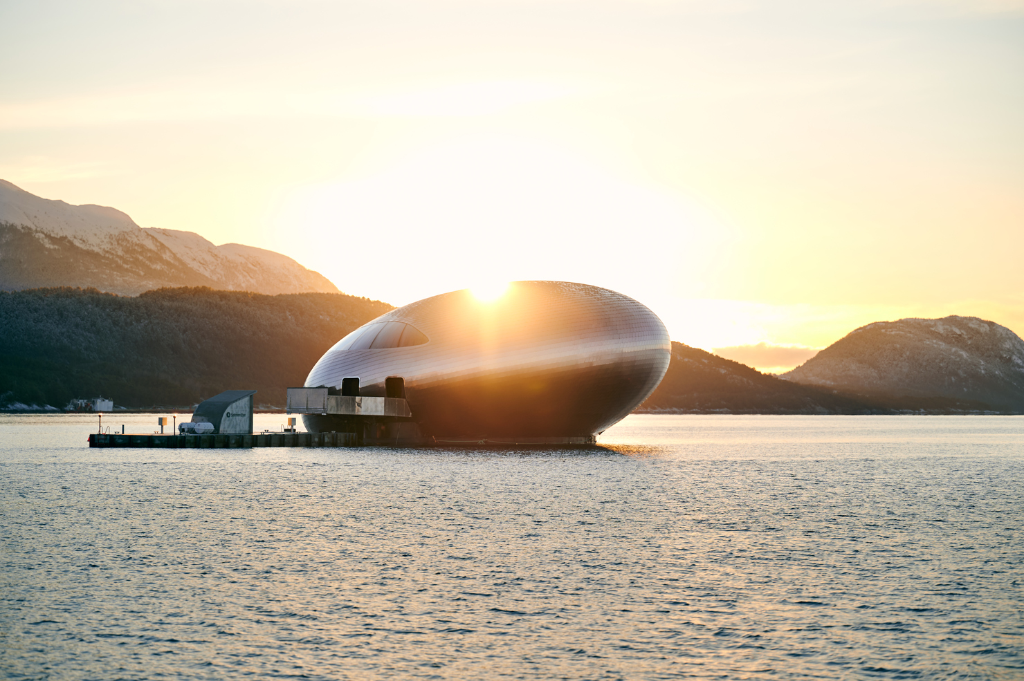 Salmon Eye 以漂浮海上的銀色球體設計， 化身為最引人注目的峽灣永續地標。