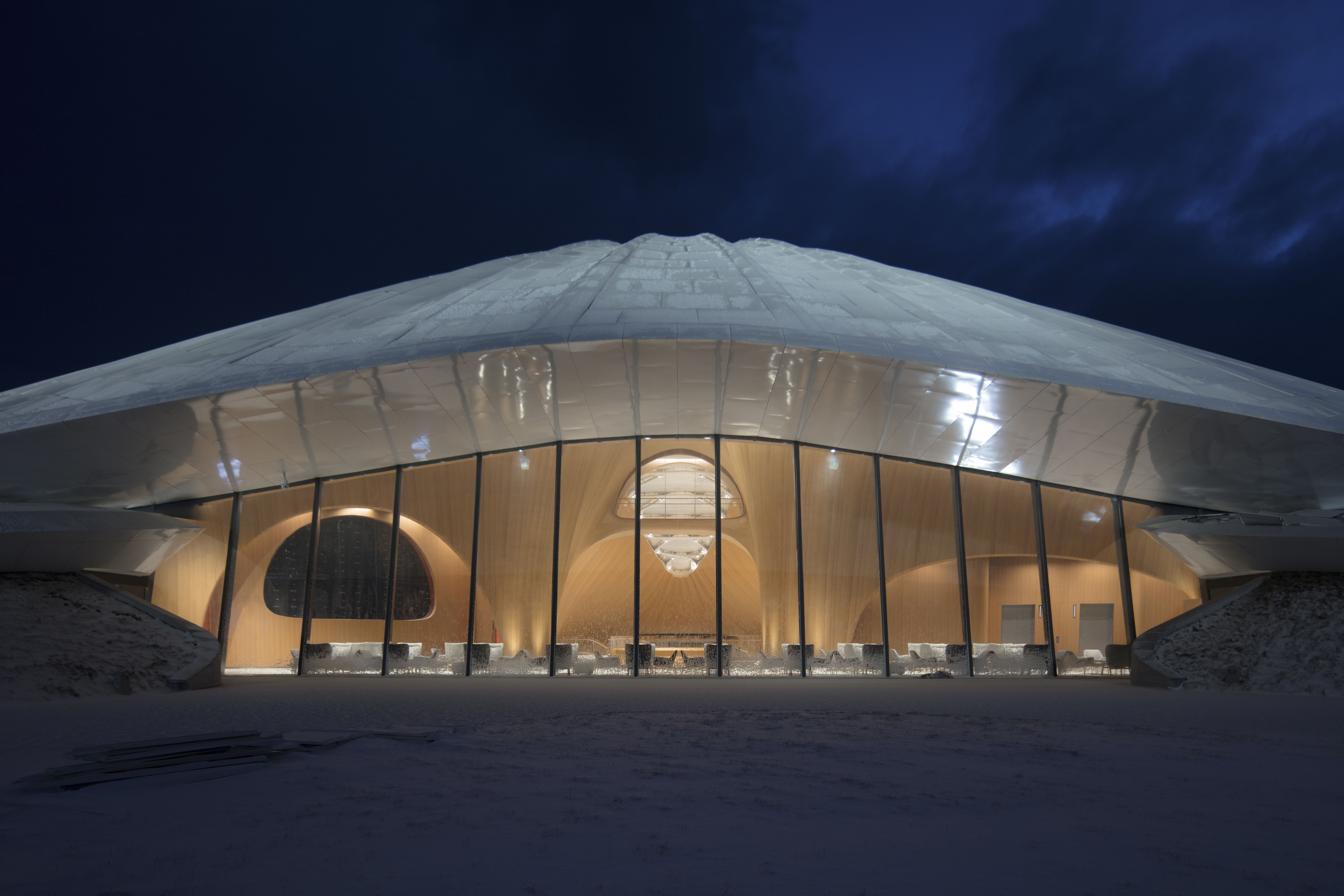 集結多功能的建築，起伏屋脊線是雕刻在大地上的雪痕。