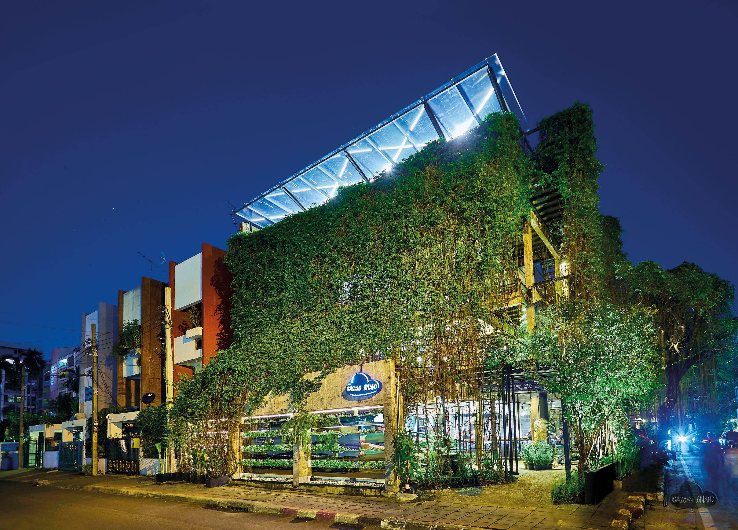 餐廳外牆布滿綠色垂藤植物的 Gaggan Anand Restaurant，以清新又原始的氛圍迎接賓客的到來。