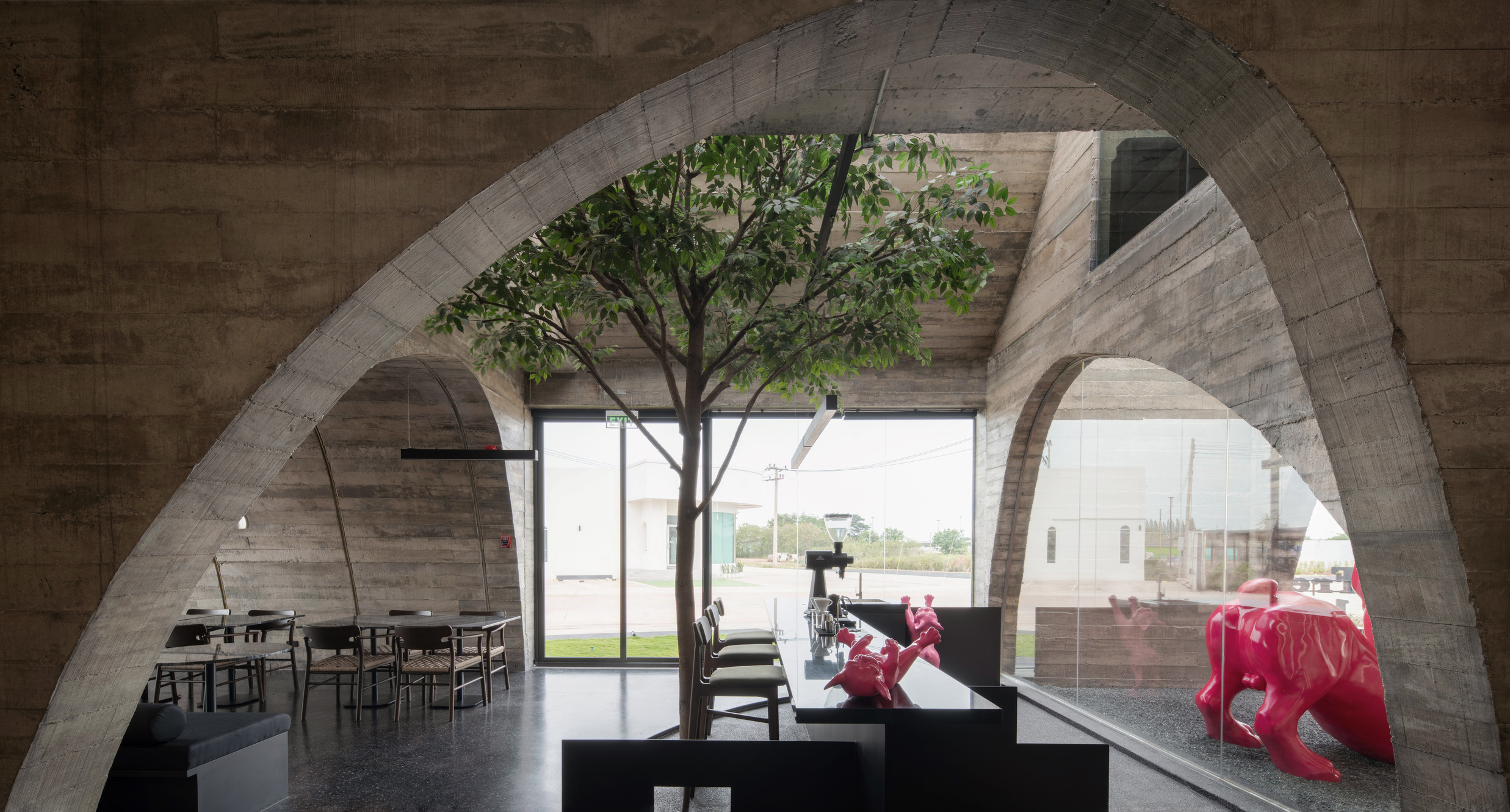 在充滿多層次拱形結構的建築內，特別以一棵綠樹和天窗創造自然生機意象。