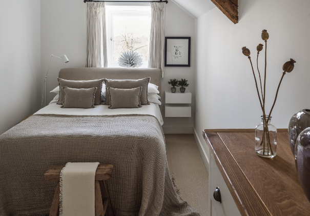 房間色調與寢飾織物皆以明亮柔和為主，點綴復古家具，營造出溫馨舒適而愜意的氛圍。