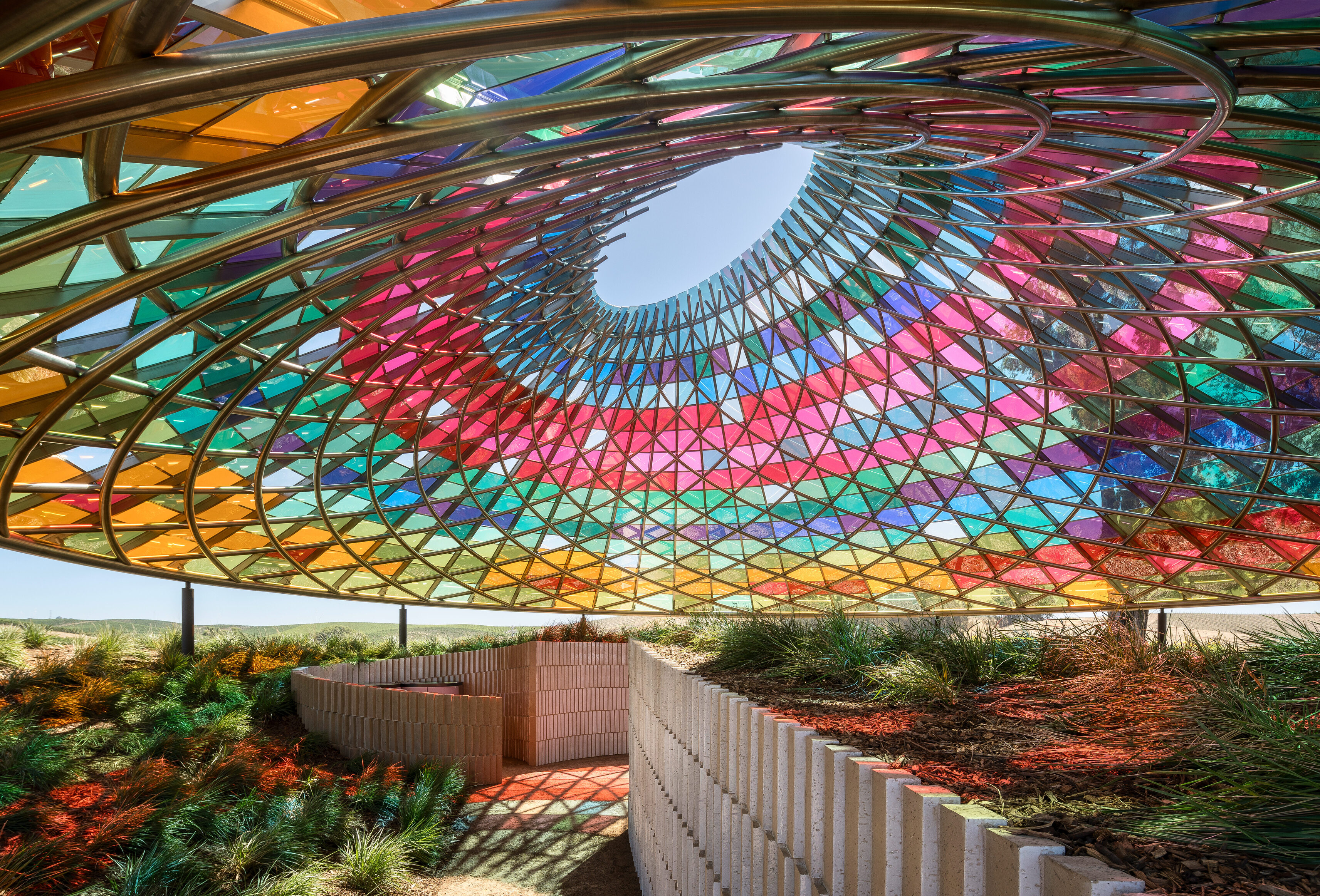 如同萬花筒般的馬賽克藝術屋頂，共由 832 片彩色玻璃組成。