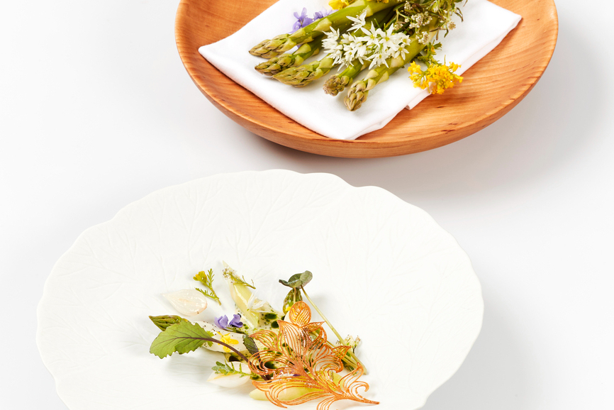 「綠蘆筍佐熟成起司和野菜」特別 以雕花裝飾增添擺盤美感。