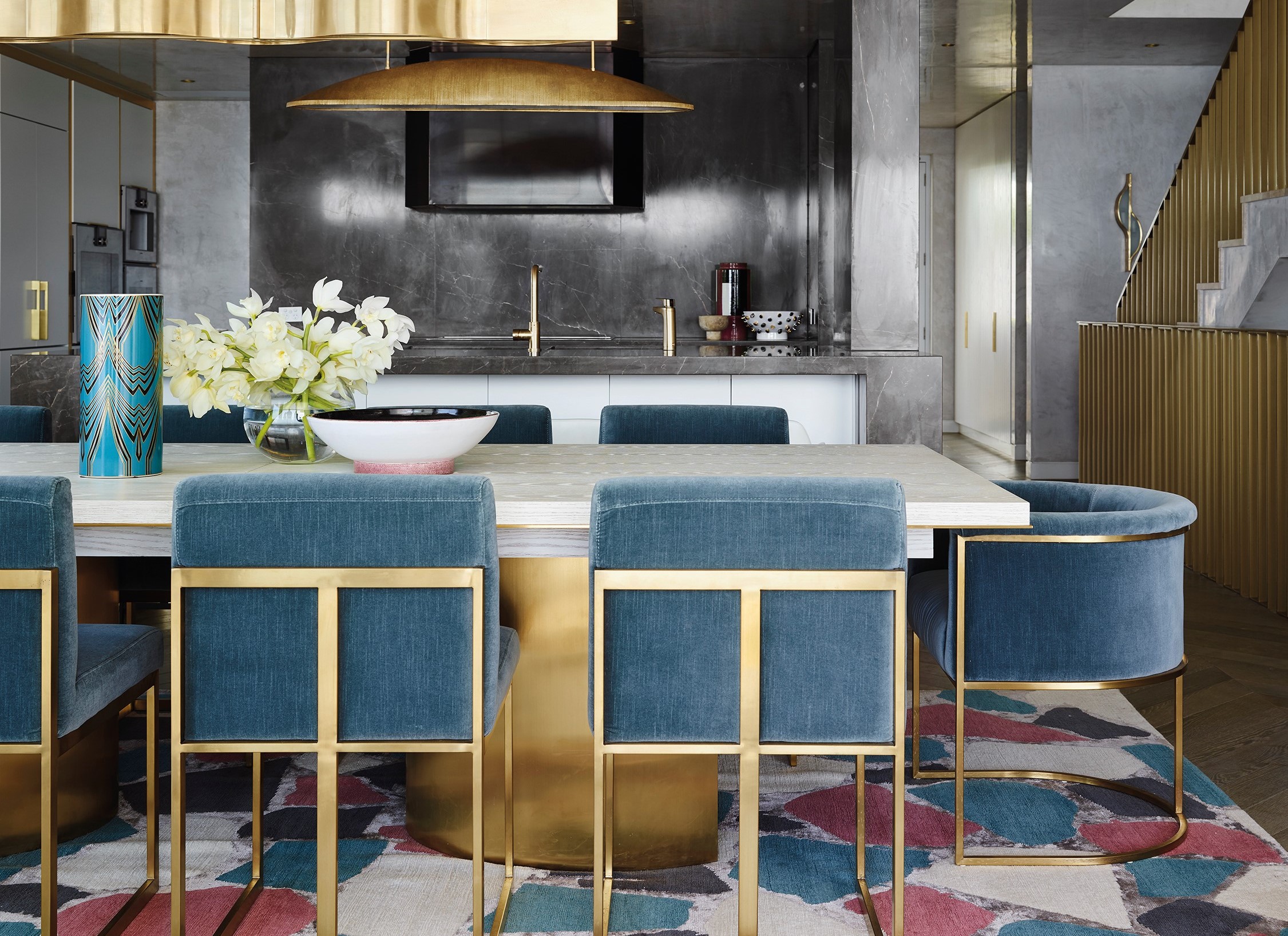 运用绚丽多彩的材质，让空间具备着现代艺术的层次美学。