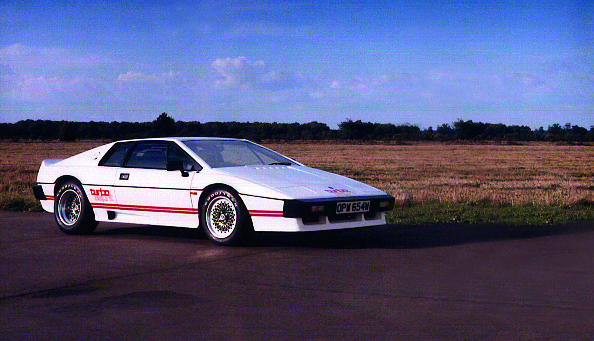 LOTUS Esprit S1 规格表 国籍:英国 发表时间:1976年 规格:长 4,191×宽 1,861×高 1,111 mm 引擎:直列四缸 排气量:1,973 c.c. 马力:160 bhp 扭力:19.4kgm/4,000rpm
