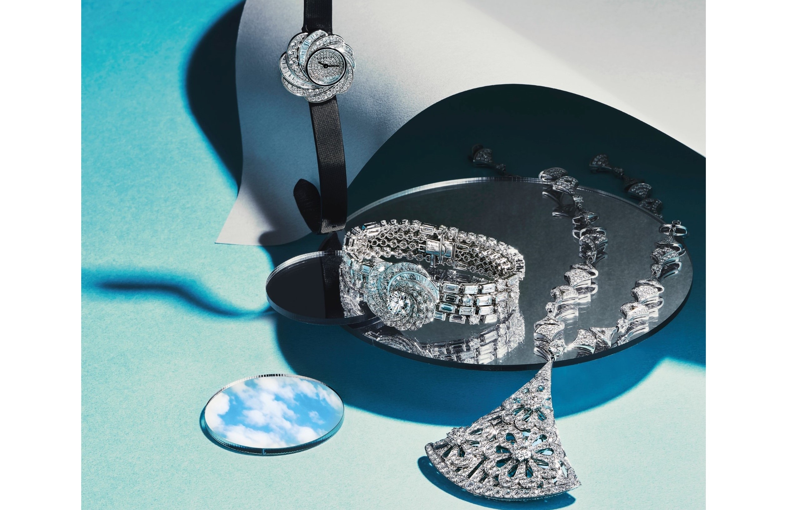 由左至右：Aria 全鑲鑽密鑲鑽石腕錶；Aria 高級珠寶鑽石手環，Both By De Beers；Divas' Dream 系列頂級鑽石項鍊，Bulgari