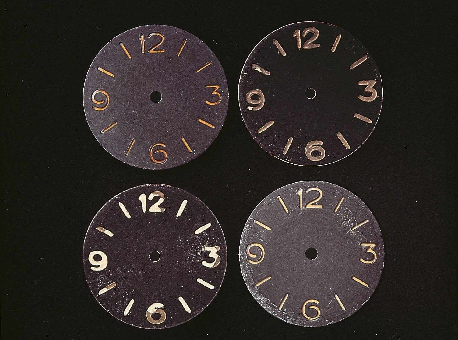 初版模型產於 1936 年的 Radiomir 系列，沛納海為了滿足義大利皇家海軍作戰需求，多次調整它的設計細節：例如可以增強鐳塗層夜光效果的三明治面盤、將線性錶耳調整為一體成形錶耳、方便判讀時間的四方位醒目阿拉伯數字與時標，整體而言 Radiomir 就是為了戰鬥而生的極限腕錶。