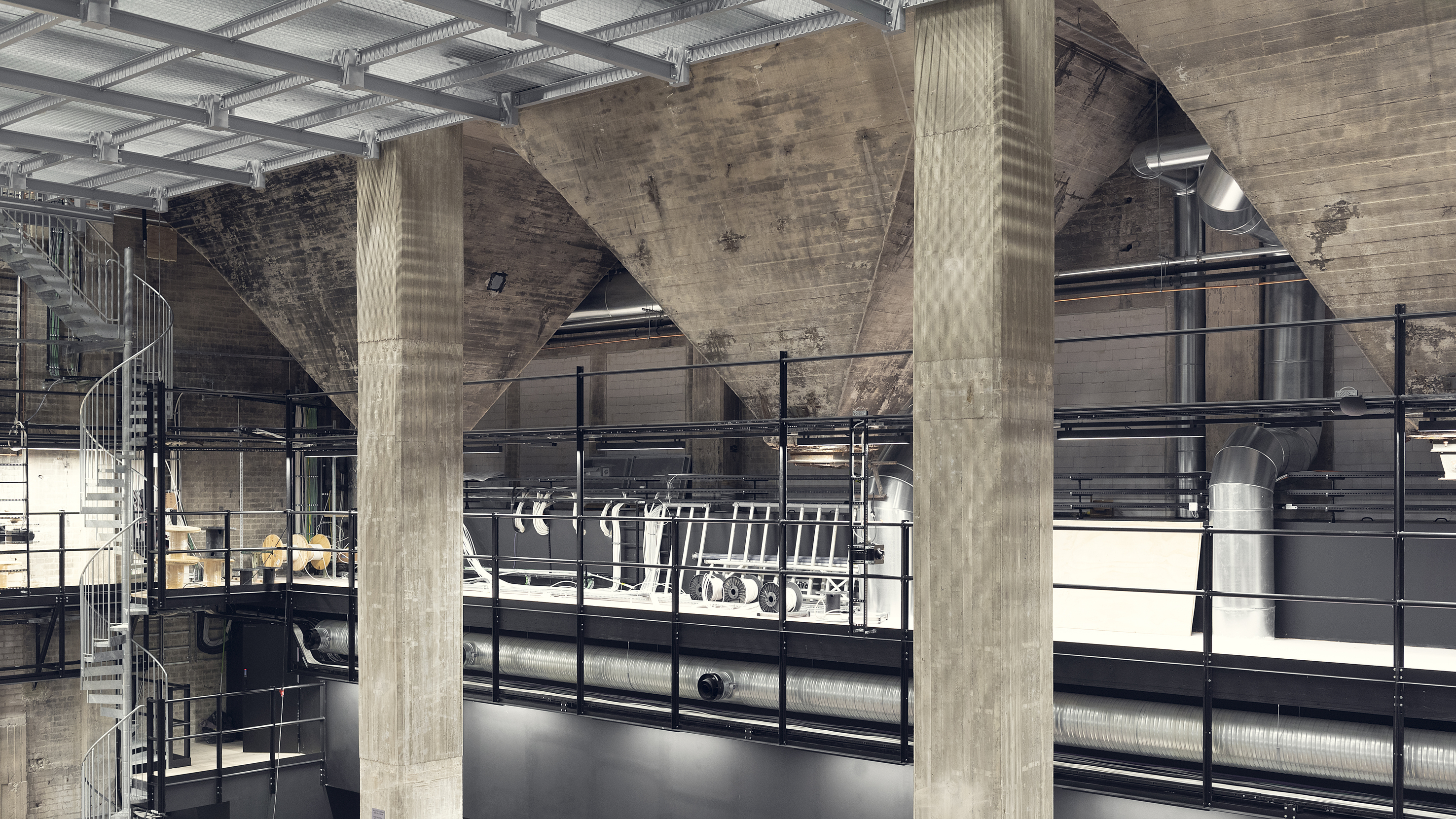 馆内同时也保留有原建筑裸露的混凝土墙面。 （ © Hannu Rytky）