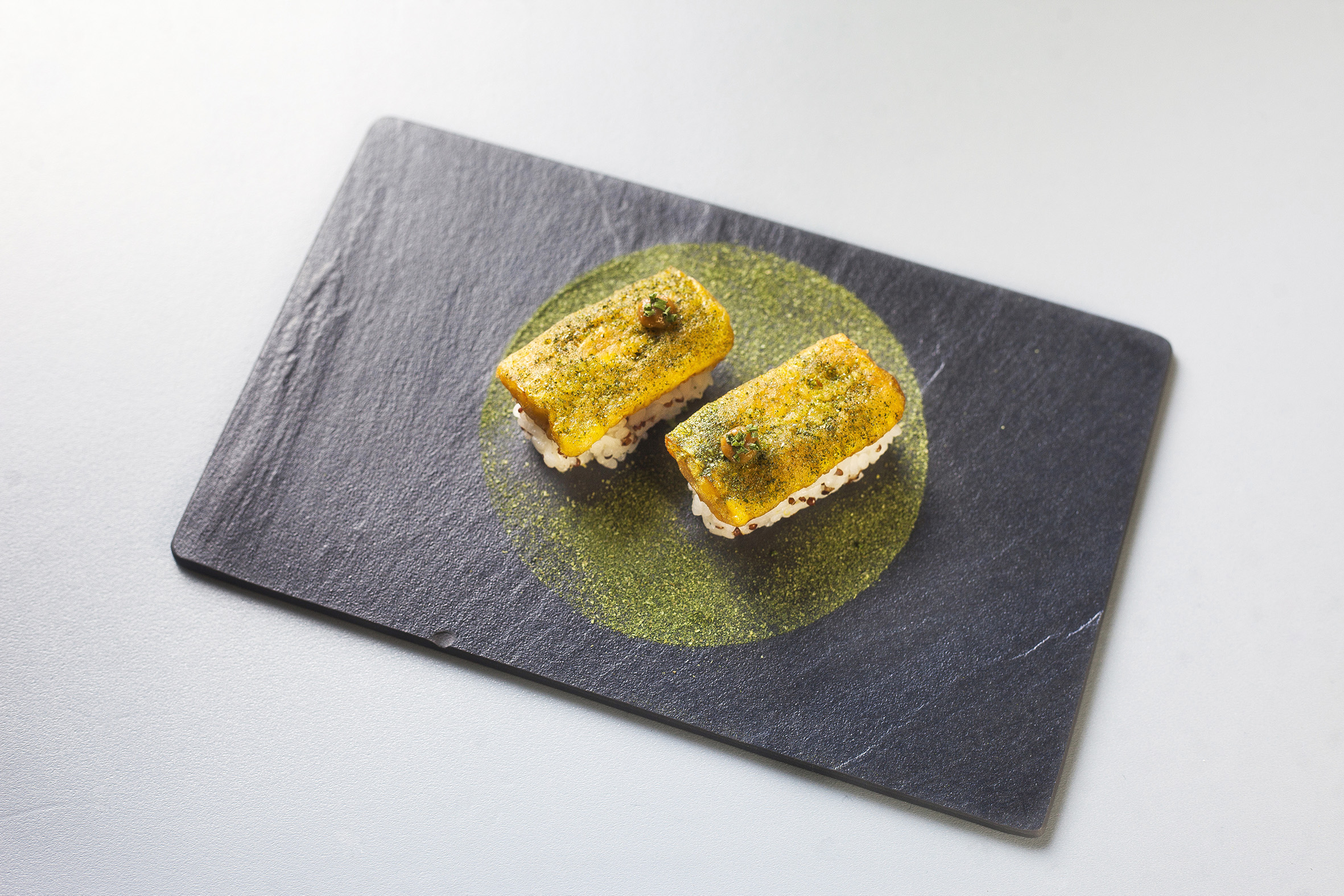 「水果玉米│台灣味噌│台梗九號」以握壽司型態呈現，水果玉米搭配台梗九號米、藜麥做成的溫潤醋飯，配上 60 年老店的台灣味噌，風味香醇開胃。