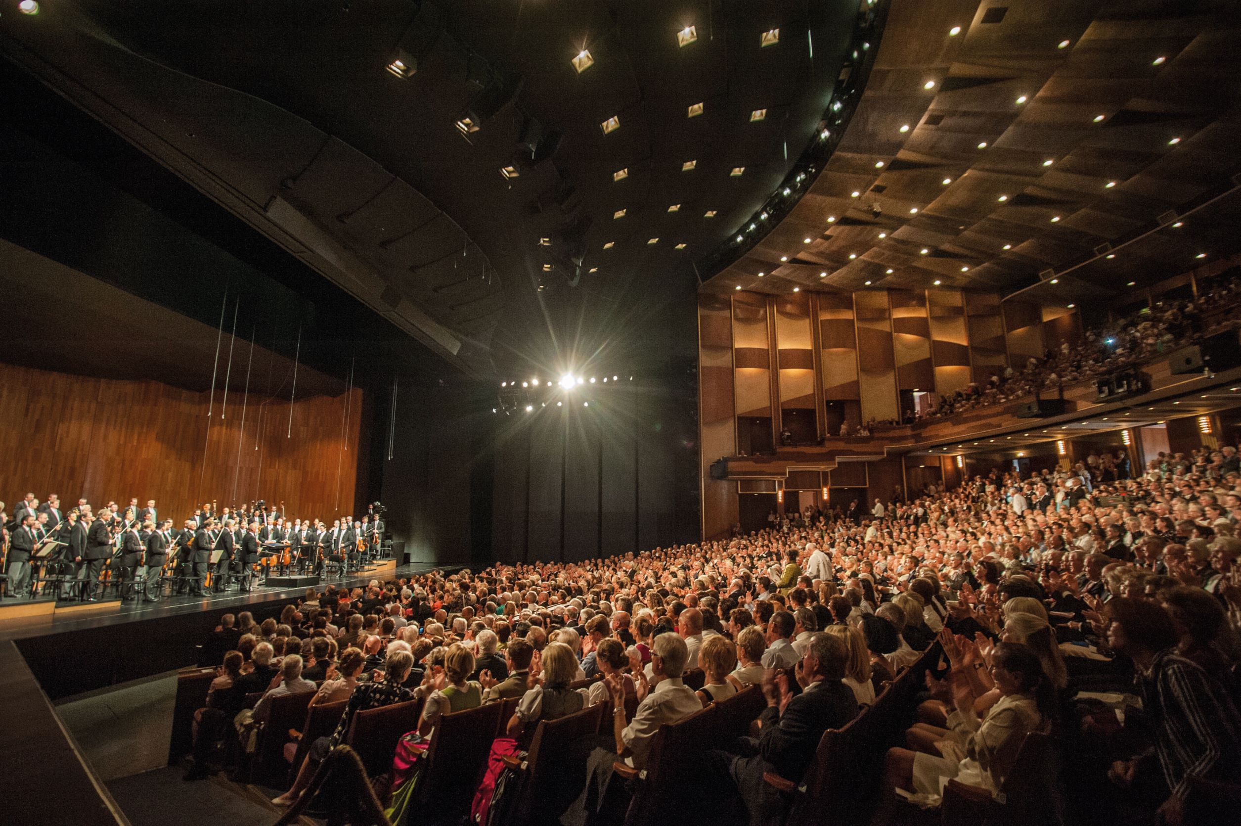 建於 1956 年的節日大劇院，約可容納 2,179 人入座欣賞演出。（© Salzburger Festsp）