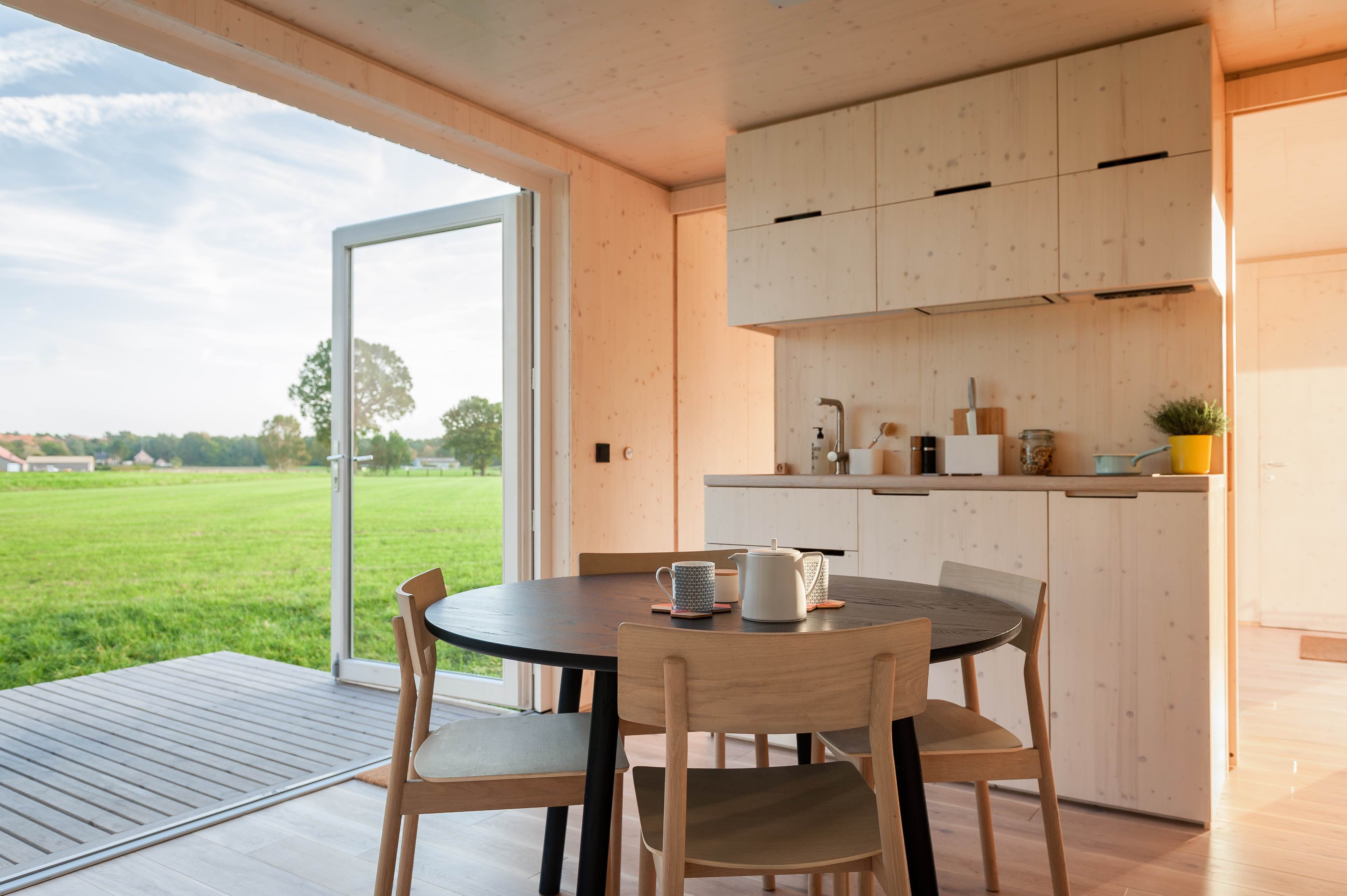 小巧的 Slow Cabins 裡也配備有廚房餐廳等設施，完全滿足住戶隱居的生活所需。