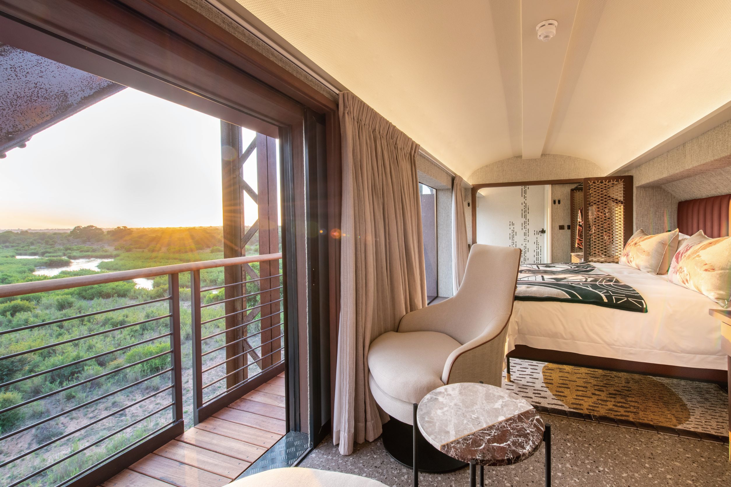 Kruger Shalati 的每間車廂客房都設計有落地窗牆，讓遊客躺在床上就能欣賞到遼闊的非洲草原風光。
