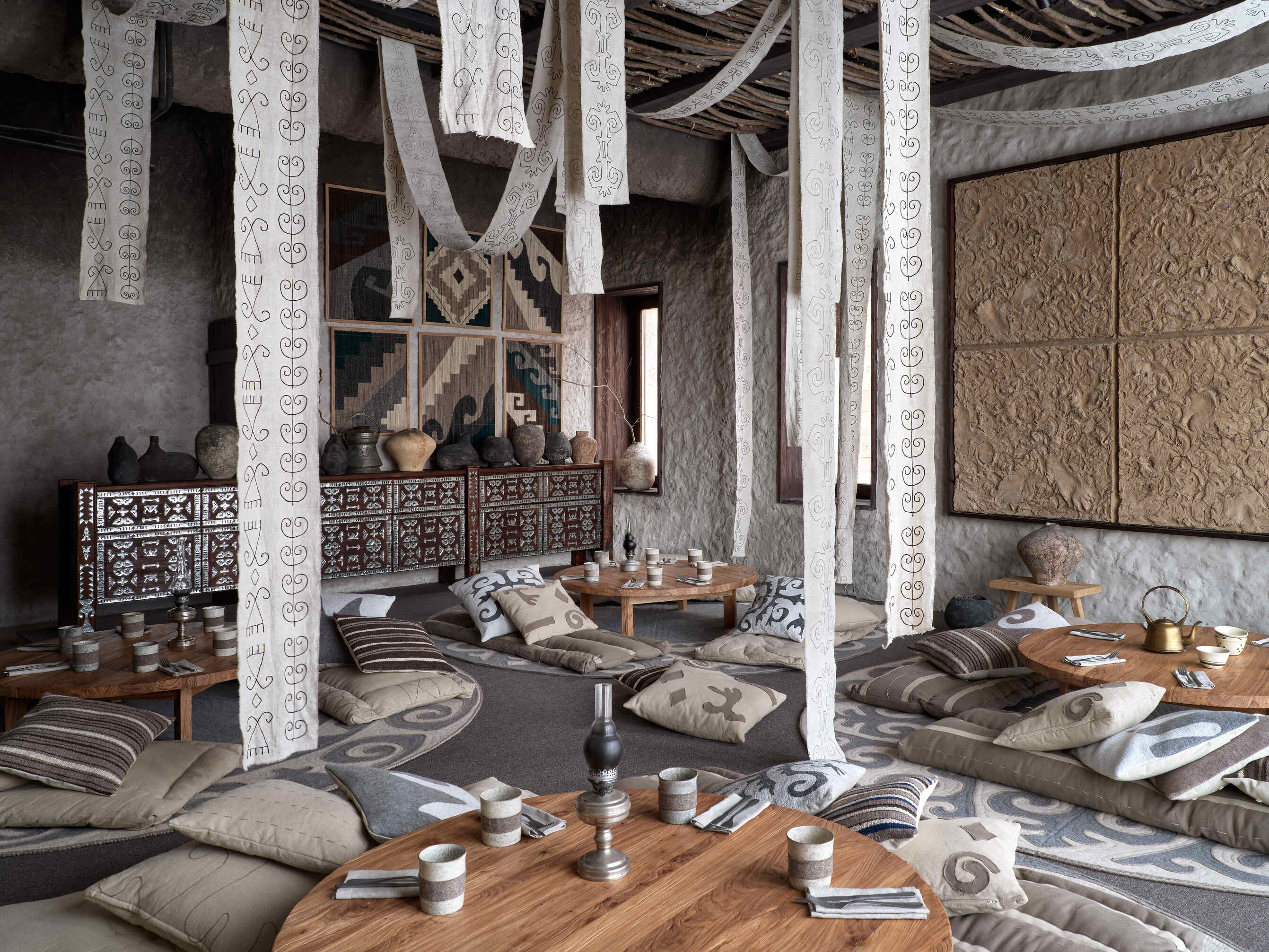 自天花板垂掛而下的亞麻刺繡布條，為 Auyl Restaurant 營造出神秘的藝術風情。