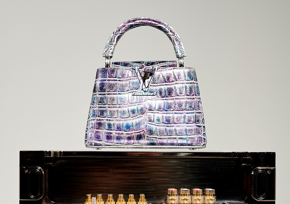 女裝藝術總監 Nicolas Ghesquière 在 Balenciaga 擔任藝術總監時期曾設計出超人氣的「機車包」，他加入 Louis Vuitton 的首件要務就是推出全新包款系列，優雅中帶有些許霸氣的 Capucines 立刻成為都會品味女性的新歡。