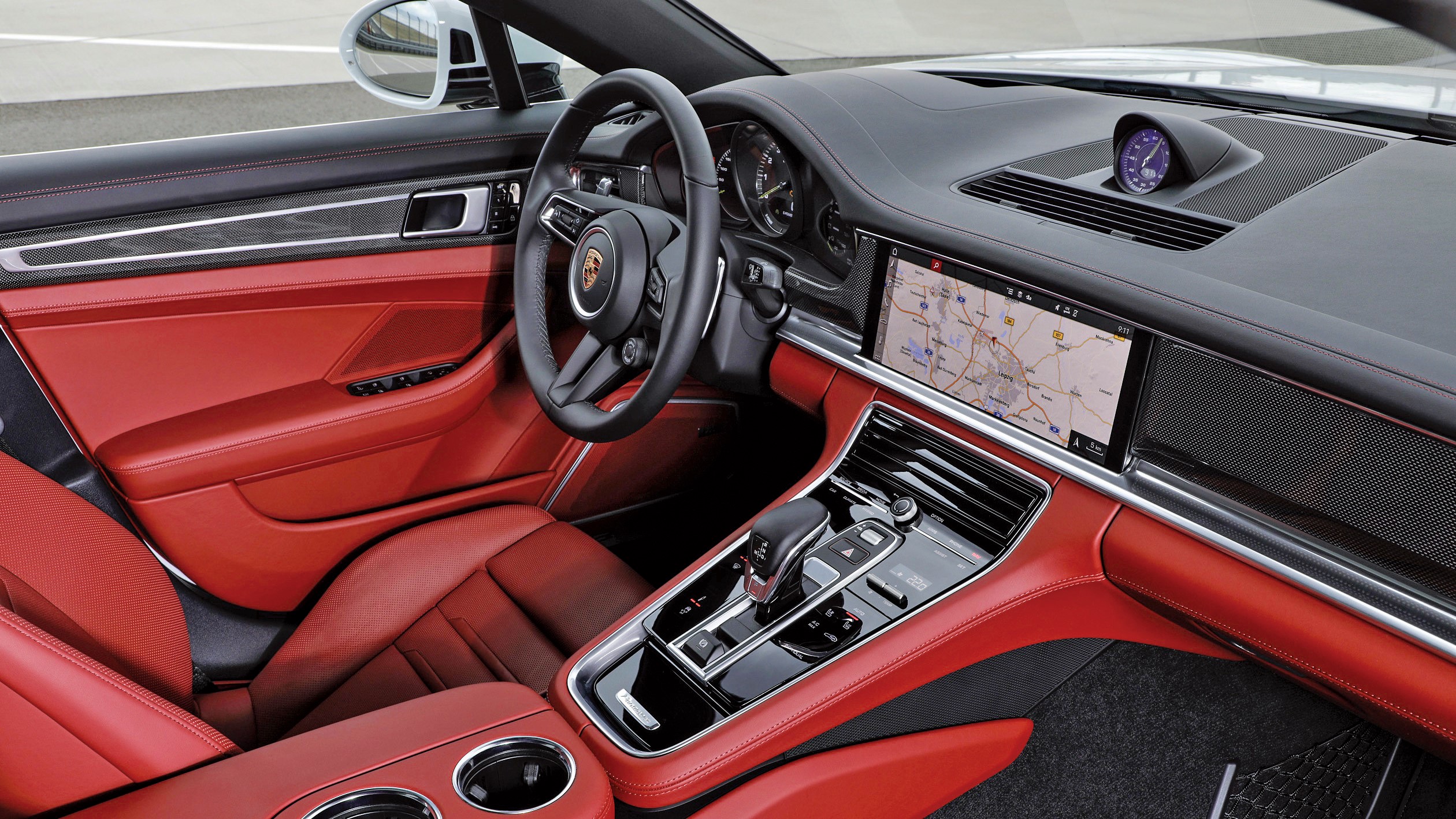 從 Panamera 開啟的華麗中空台，詮釋出一個新世代 Porsche 駕駛艙設計風格。