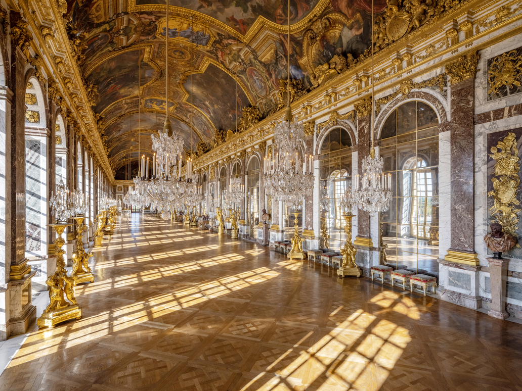 由 483 塊鏡片組成 17 面落地鏡的鏡廳，是凡爾賽宮最極盡奢華的所在。