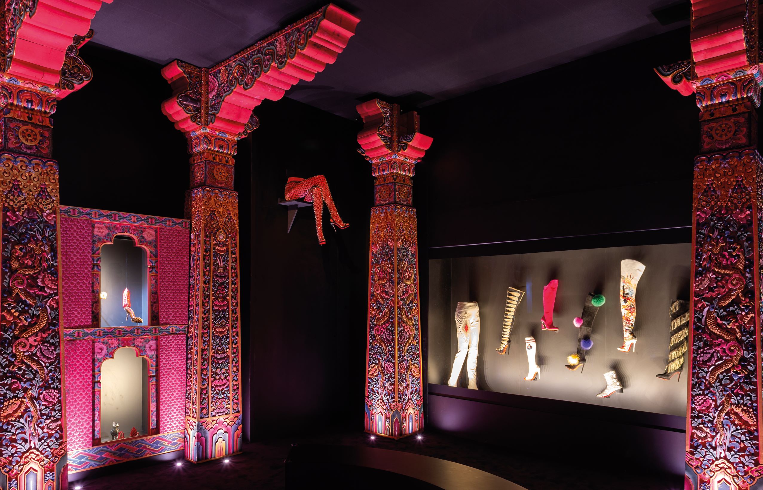 不丹劇院是 Christian Louboutin 重要的靈感泉源之一，雕花廊柱為最大特色。