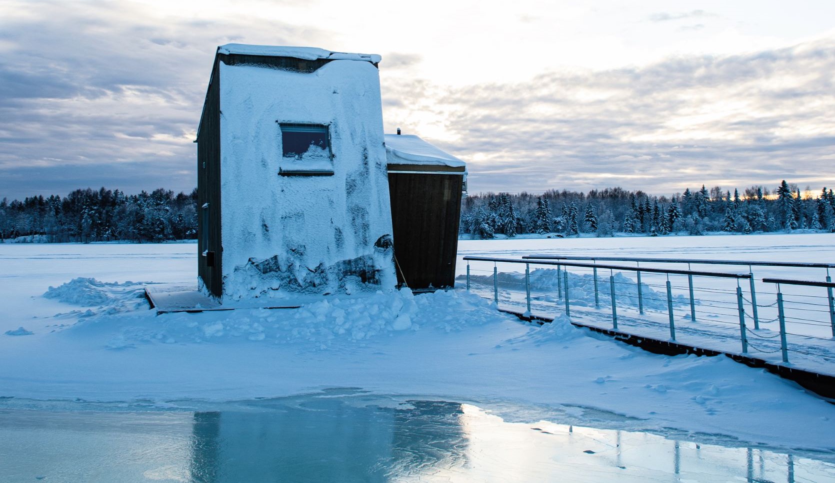 建造在呂勒河上的 Arctic Bath 木屋套房，在冬季時便遺世獨立冰封於雪白天地間。