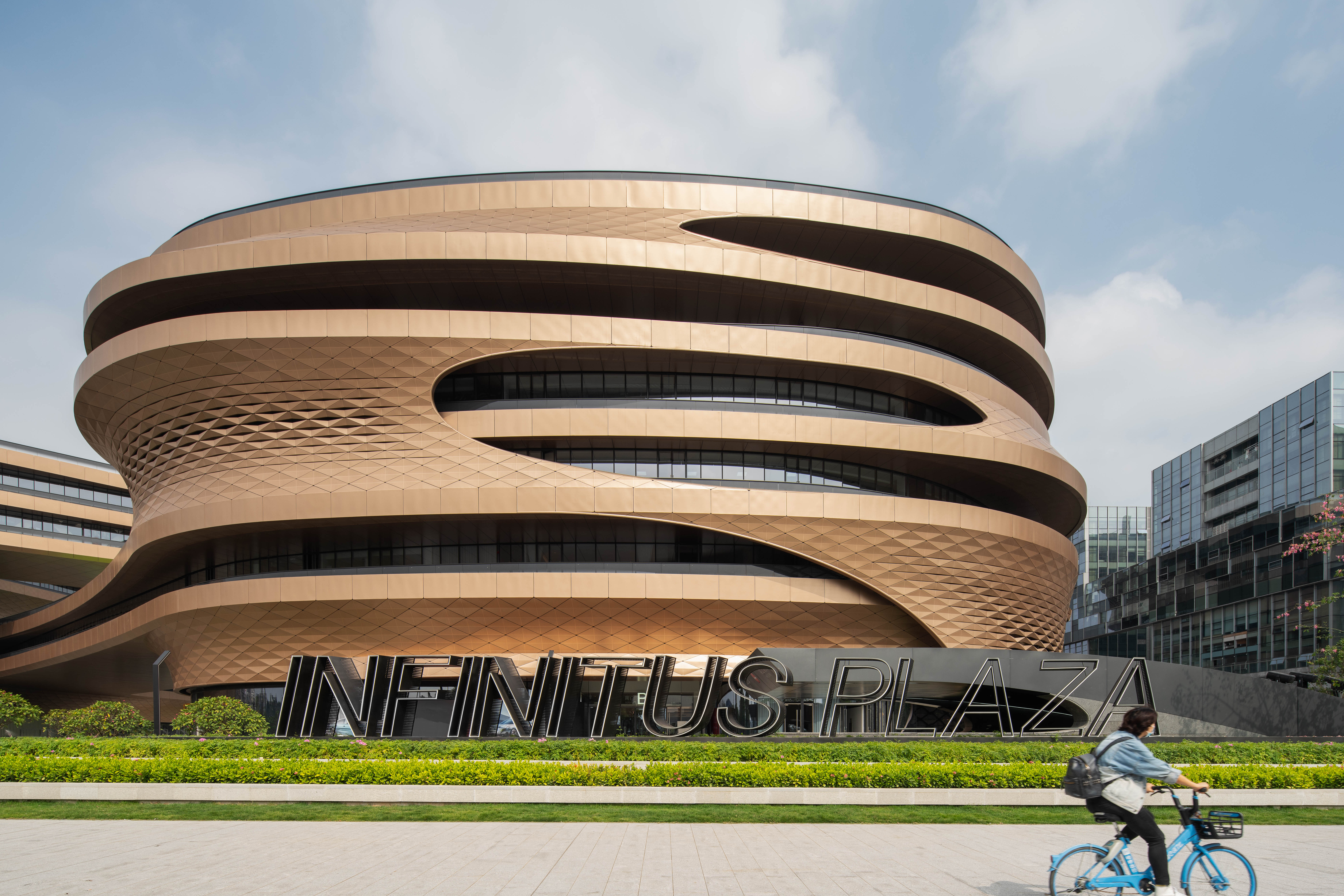 OFFICE OF THE FUTURE: INFINITUS PLAZA 未来办公室 - 展现未来感的城市雕塑
