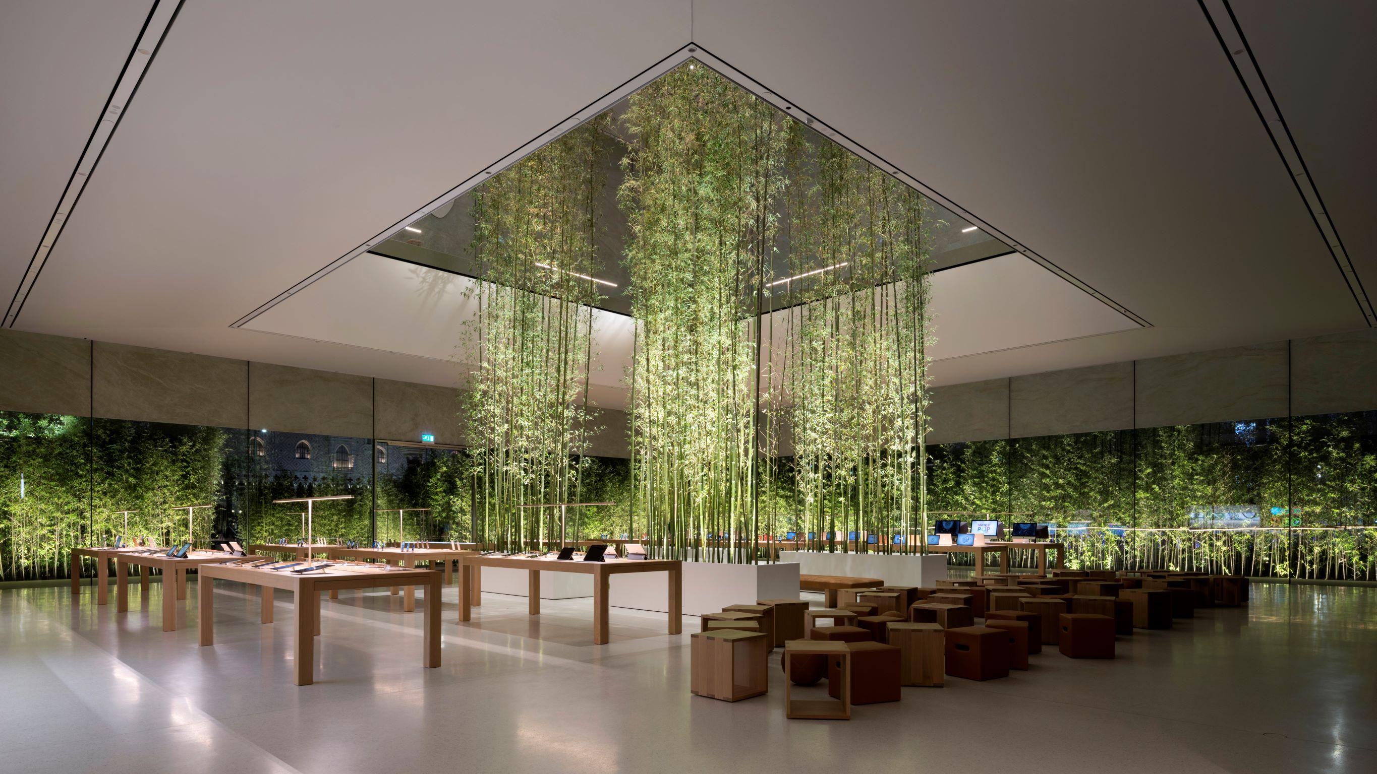 INTEGRATING WITH NATURE: Apple Cotai Central 与植物共生 - 竹林摇曳的诗意商场