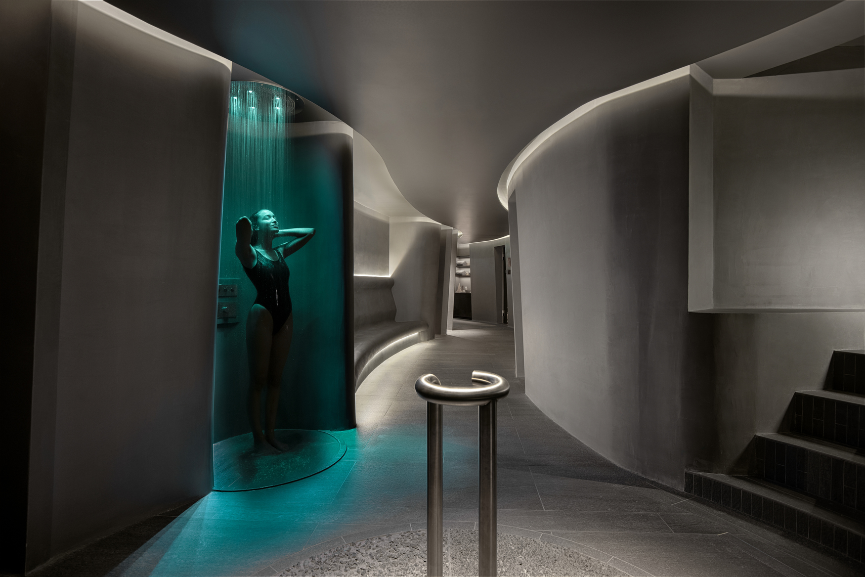 SPA 中心的開放式淋浴區，以灰色系和流線型空間設計，營造出低調又時尚的美感。