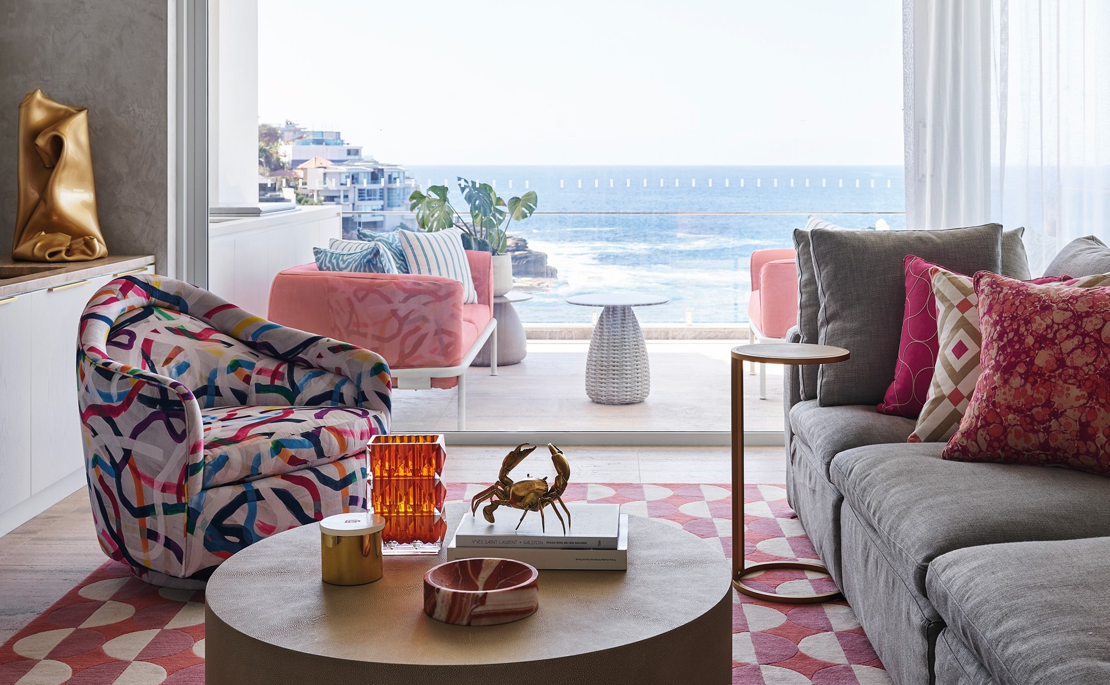 盡享雪梨東部波光粼粼海灣的渡假別墅 Lurline Bay House，Greg Natale 以「具暖意的歡迎感」作為整個設計的重點。