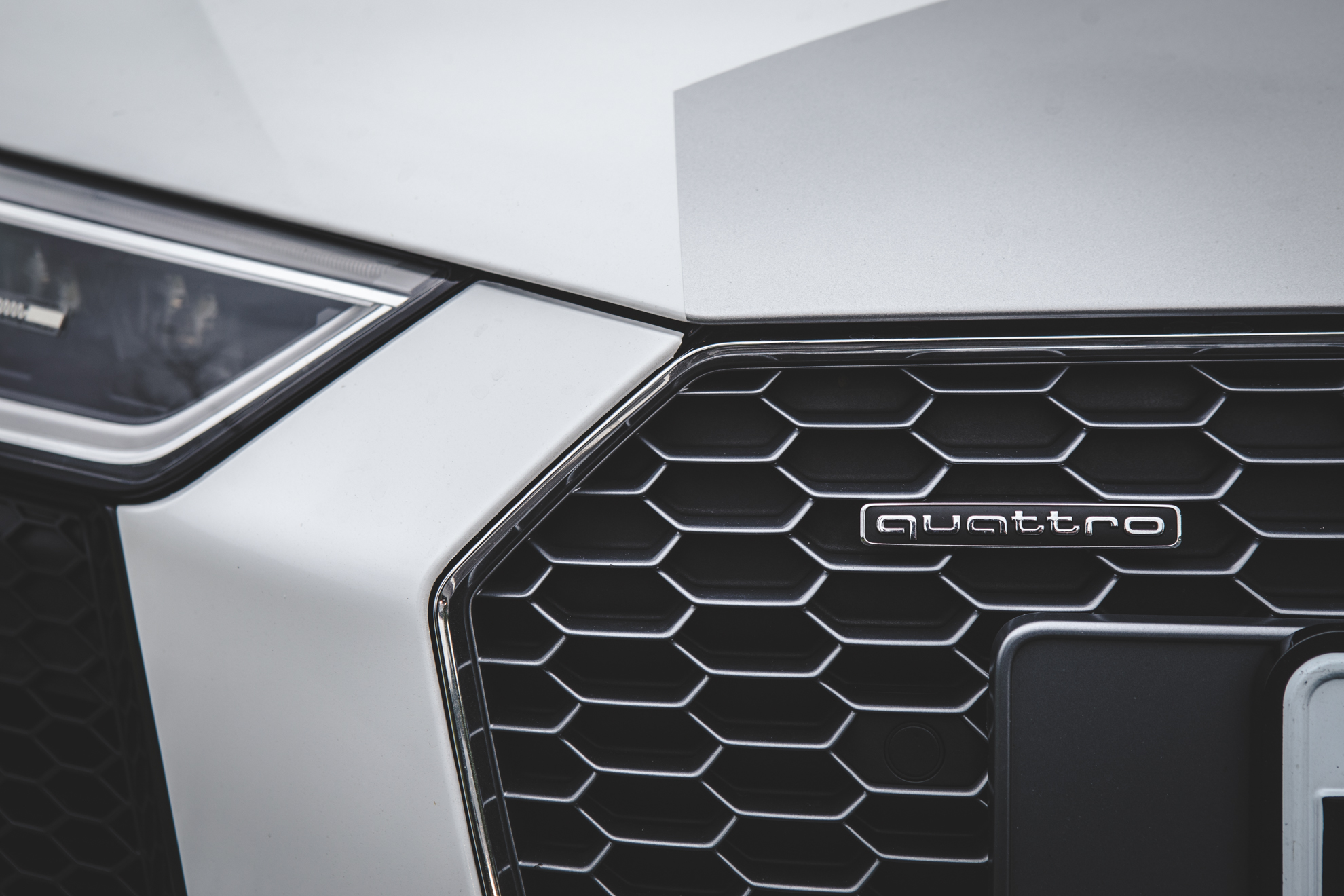 验明正身，尽管 R8 是一台不折不扣的中置超跑，Audi 最引以为傲的 quattro® 智慧型恒时四轮传动系统可是不曾缺席。