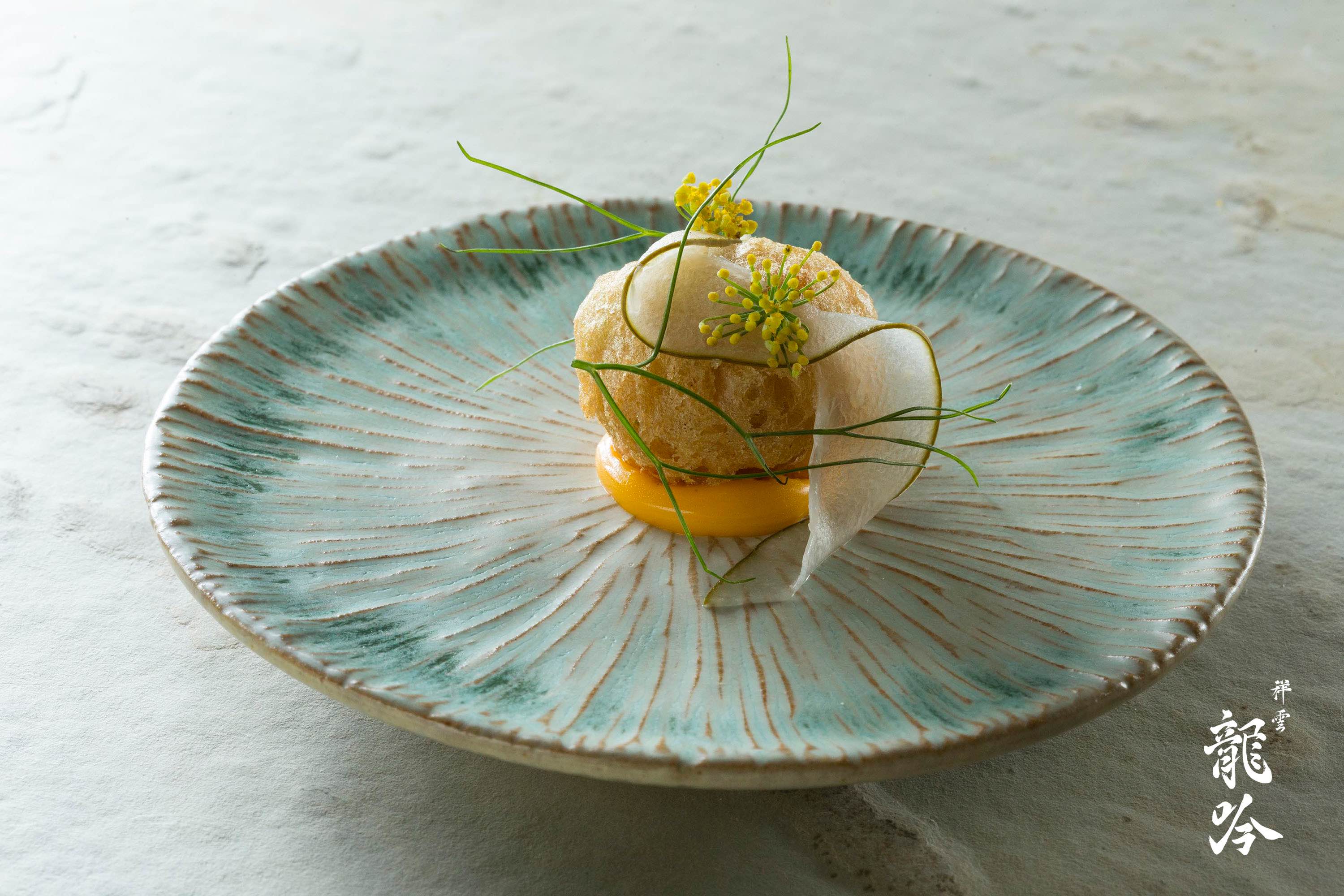 「熙春」套餐中，以紅蘆蝦、大黃瓜、茴香花做成的丸子，清新爽口。