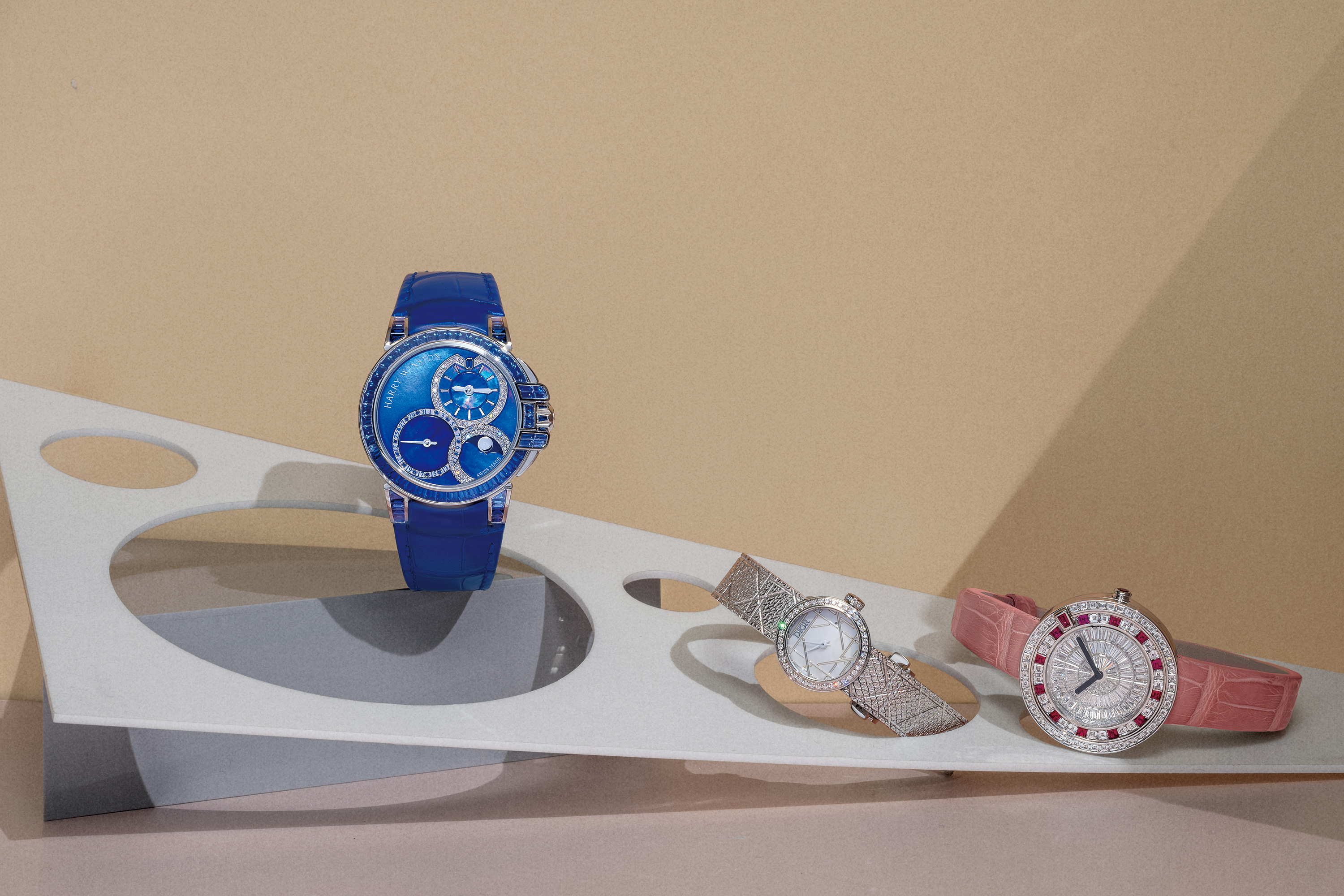 （左起） Harry Winston Ocean Date Moon Phase Automatic 腕表，限量25 只。 Dior La Mini D My Dior 腕表，搭载石英机芯，不锈钢表壳。 DAMIANI Belle Epoque 美好年代系列密镶满钻及红宝石腕表，搭载石英机芯。