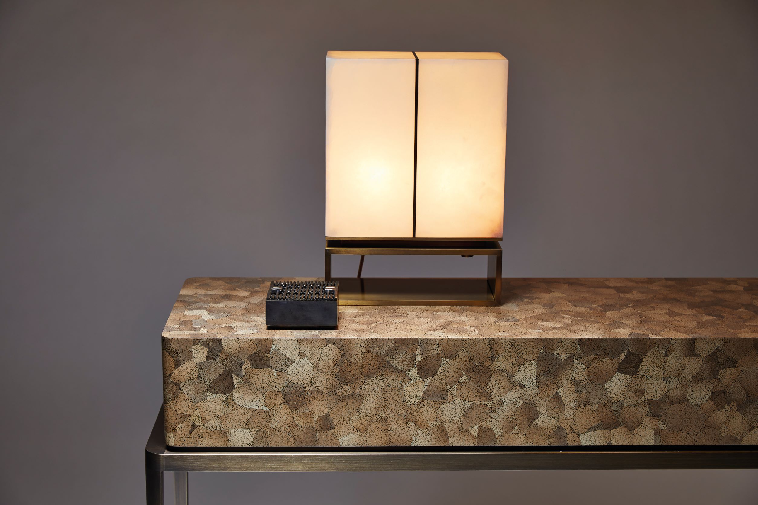 用異材質拼接出的桌面，隱約散發出低調奢華的氣派，是 Amalou 設計的特徵之一。