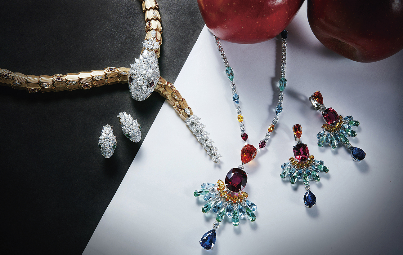 蛇形珠寶項鍊、蛇形珠寶耳環， both by Bulgari ；彩色珠寶項鍊， both by Piaget 。
