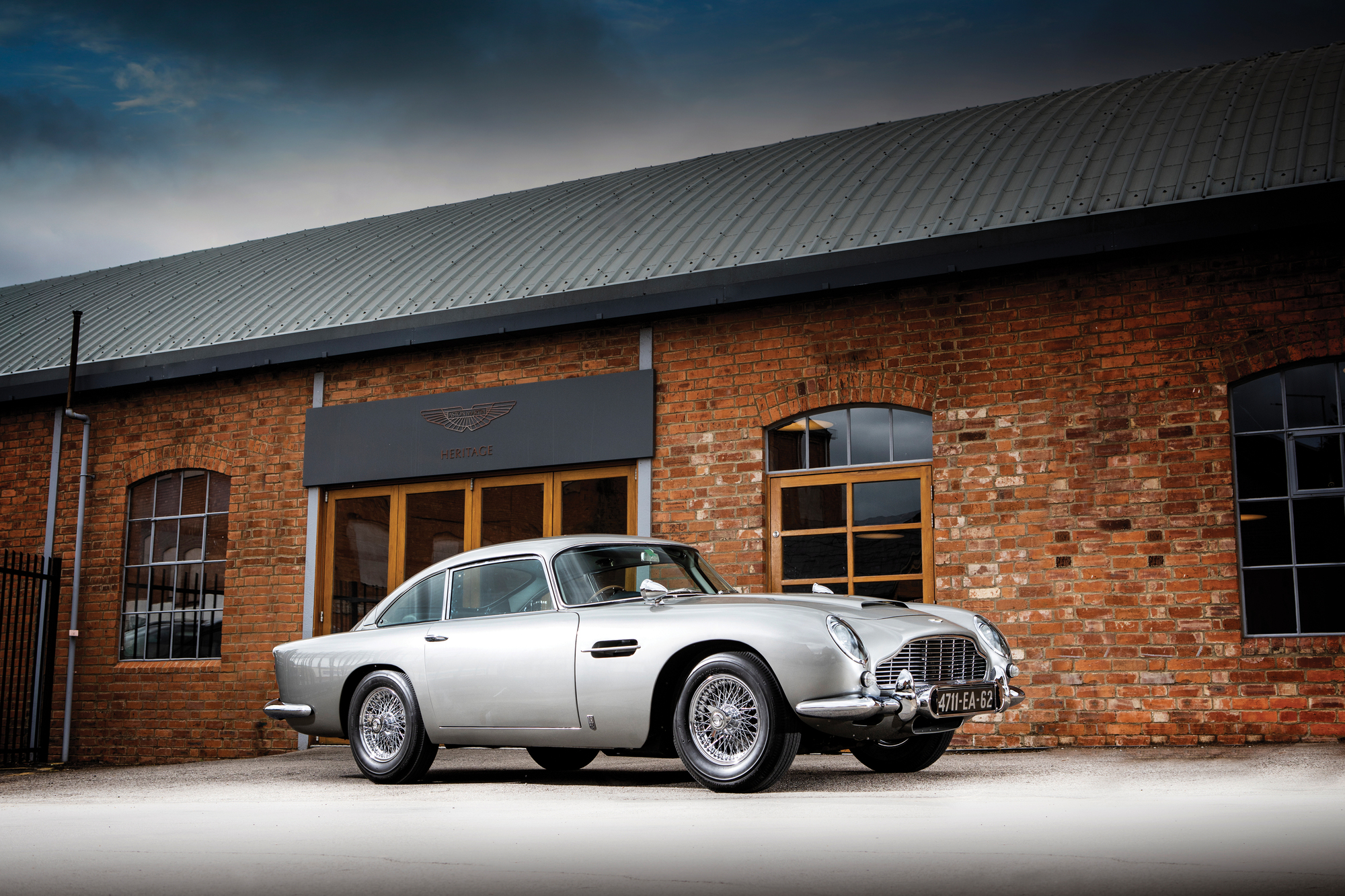多次在 007 电影中展现风采的 Aston Martin DB5， 堪称大萤幕上最常出现的 GT 跑车。
