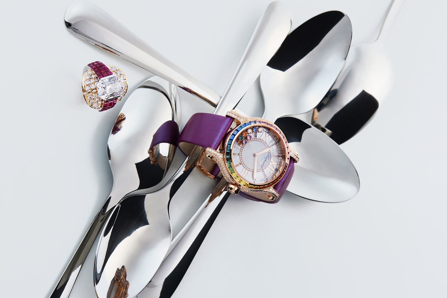 Chopard Happy Sport Automatic 系列腕錶。 Van Cleef & Arpels Coupole Mystérieuse 淺粉色鑽石和紅寶石戒指。