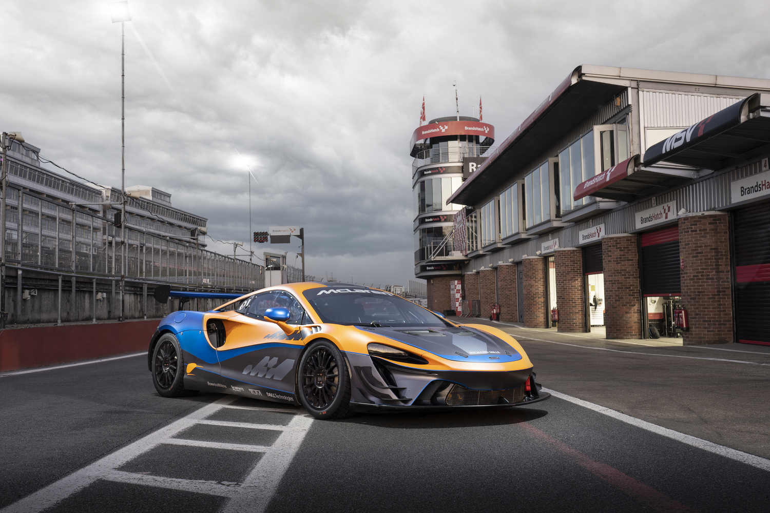 McLaren 為 Trophy 活動打造了特別規格的賽車，目前以 Artura Trophy 最受矚目。