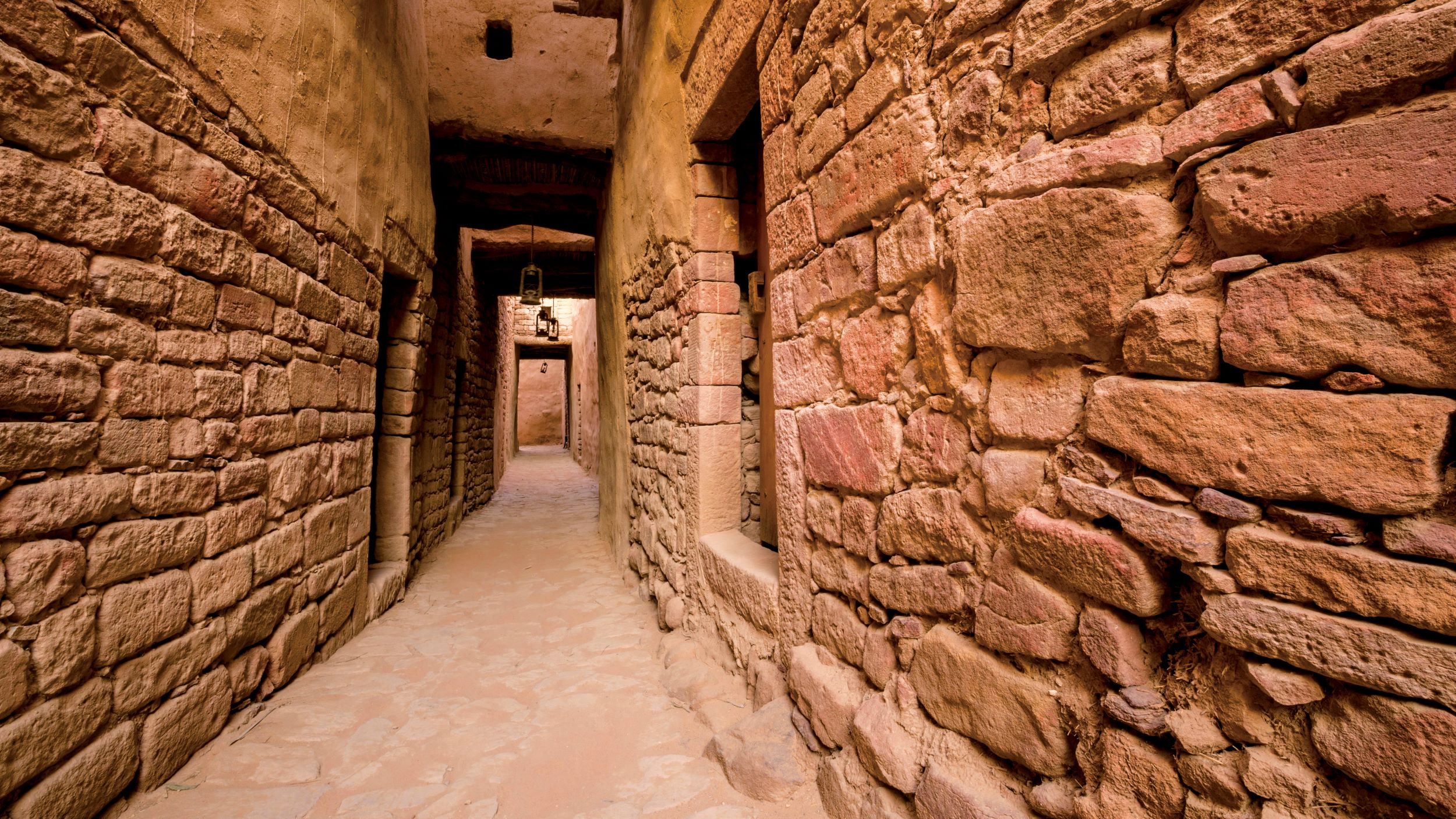AlUla 古城裡有部分巷弄通道，特別經過修整維護，讓遊客能走入其中感受悠遠的古文明氛圍。