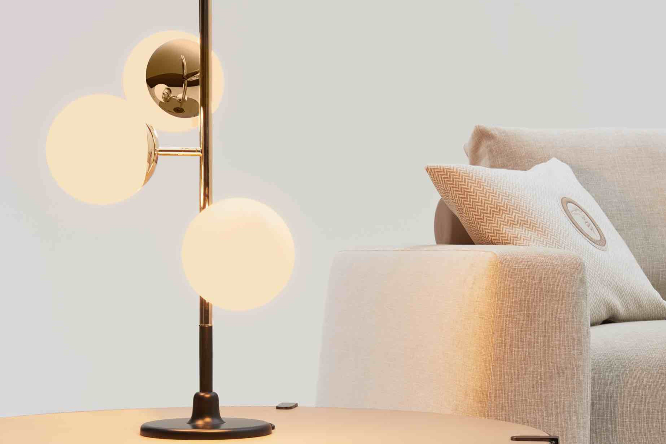 Cherries Lighting 桌燈，將時髦精緻的時尚主義嶄露無疑，翩然展現恆久摩登的氣息。