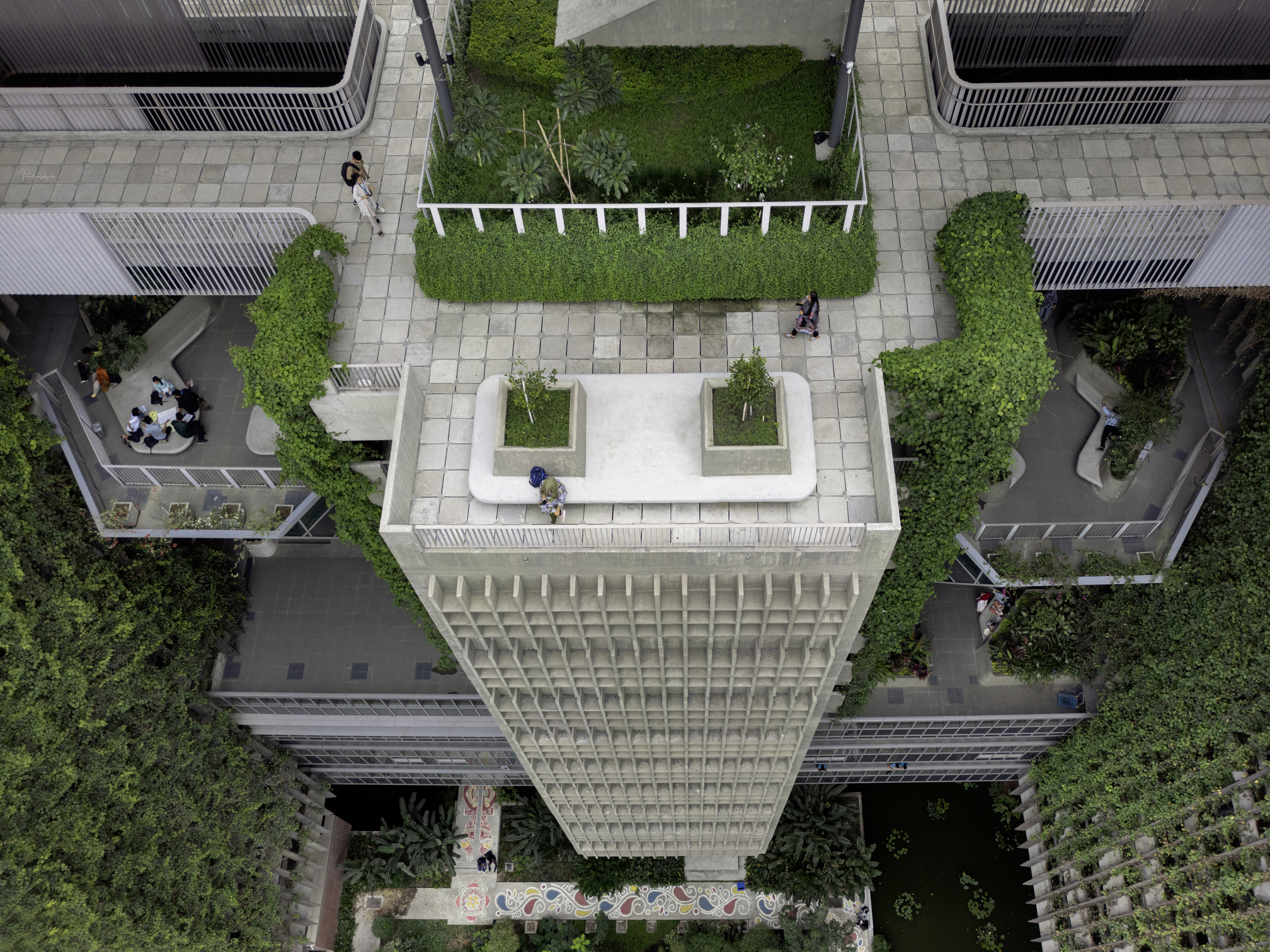 大面积绿植墙与层层叠加空中花园，创造舒适宜人的环境。