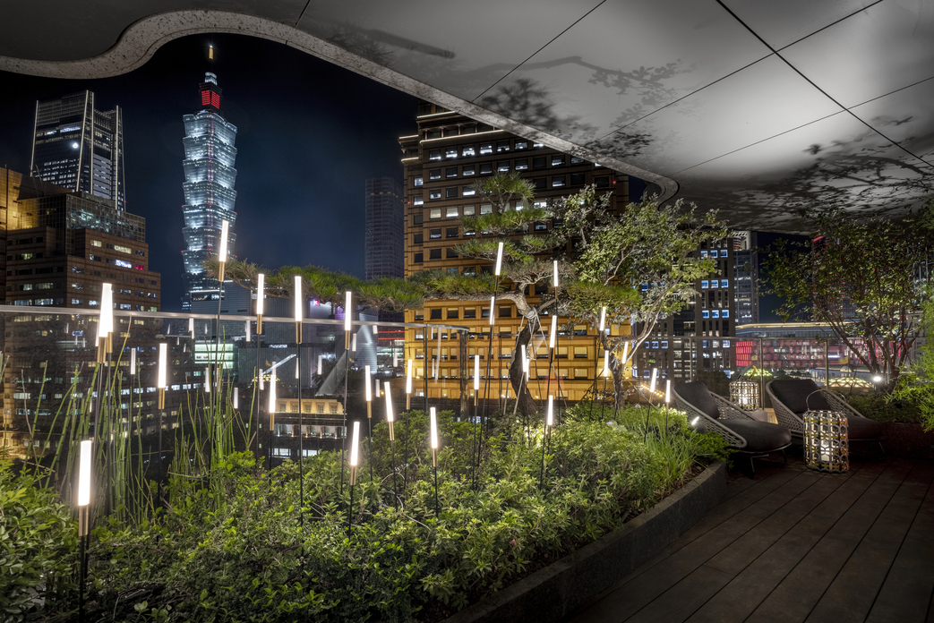 為弧形庭園精心配置的銅製 LED 蘆葦燈，夜晚時分與燈光璀璨 101、都市景觀，妝點出絕妙迷人視野。