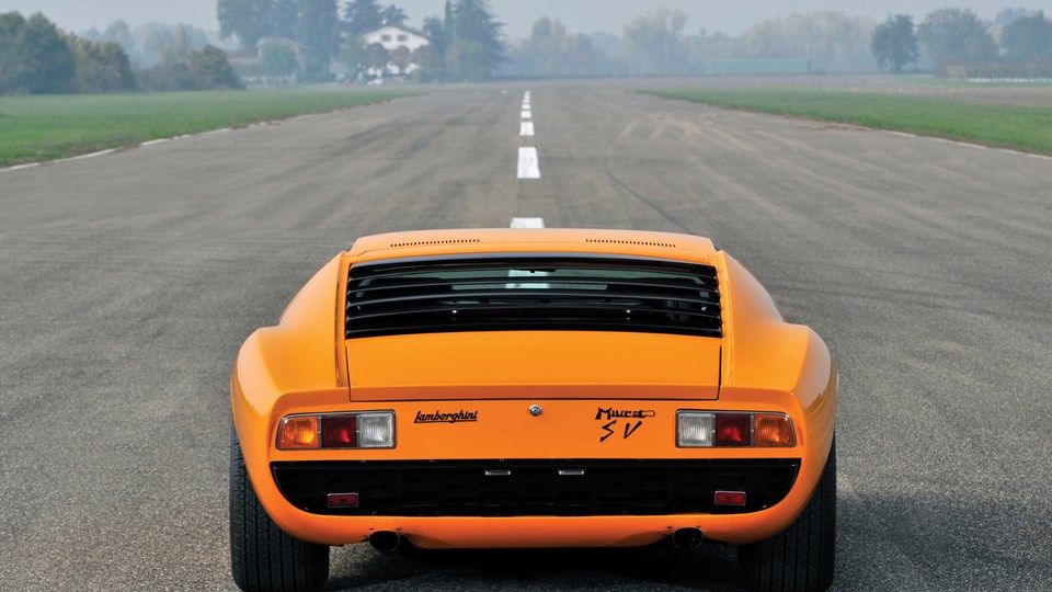 Lamborghini Miura SV 中置引擎的架構，當時在高階跑車上是相當大膽的創舉，於今日已成為主流設定。