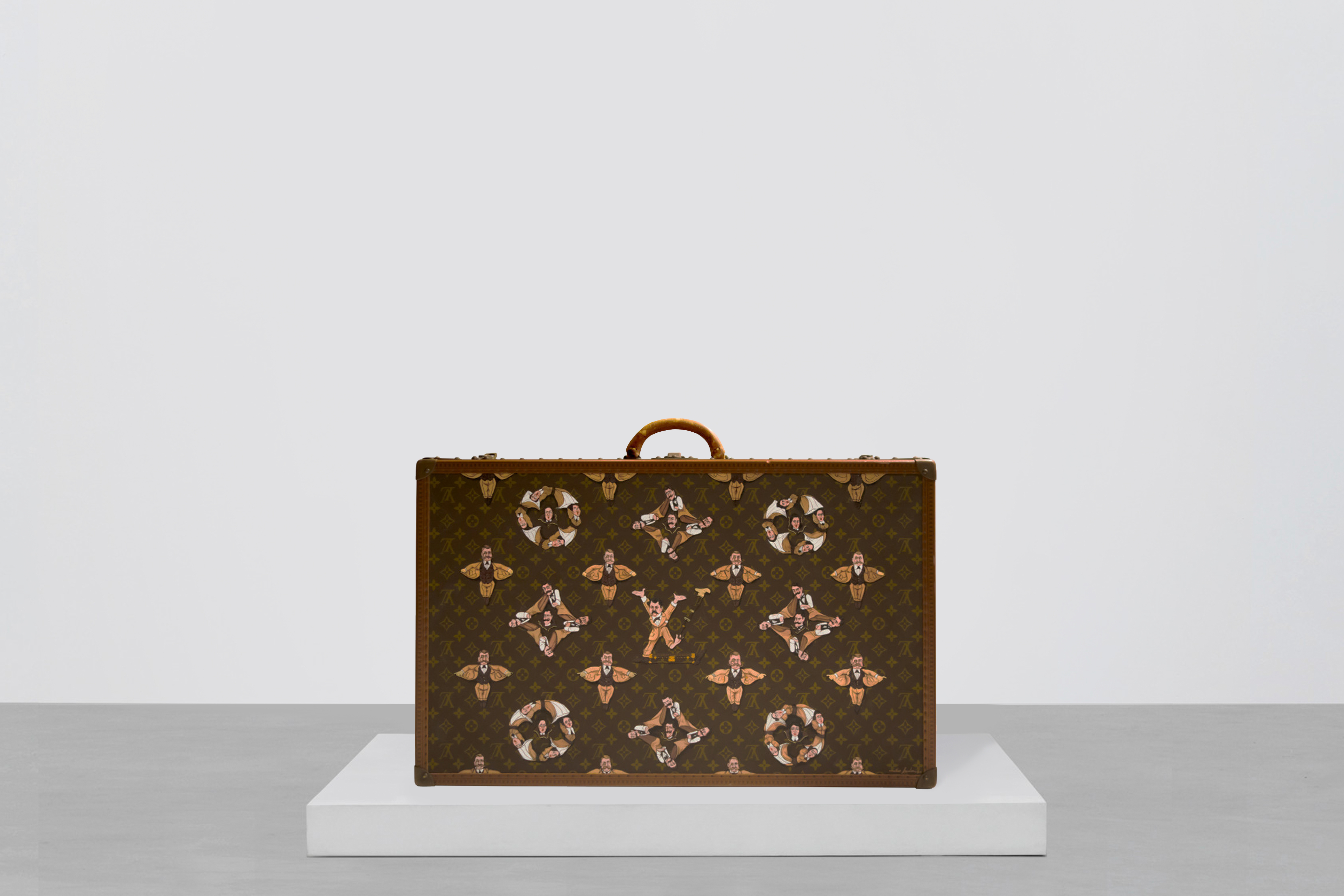 Mike Frederiqo 在紐約時裝周展出特製款 Louis Vuitton 皮箱，他認為融入創辦人本身的圖像、而非抽象字母，顯然是更能代表品牌的象徵。