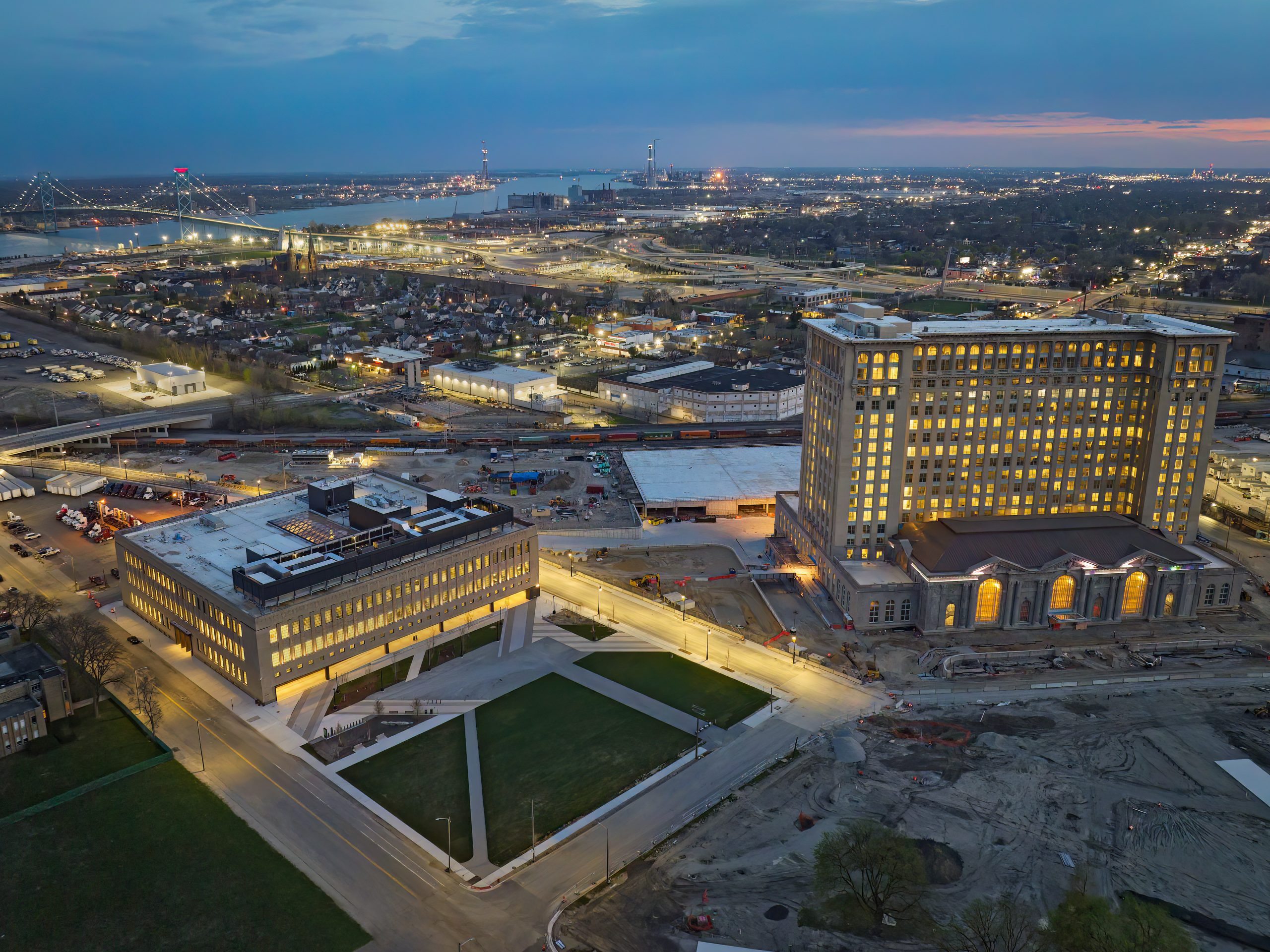 Newlab at Michigan Central 是以一座建于 1936 年的美国邮务分拣中心改建而成。