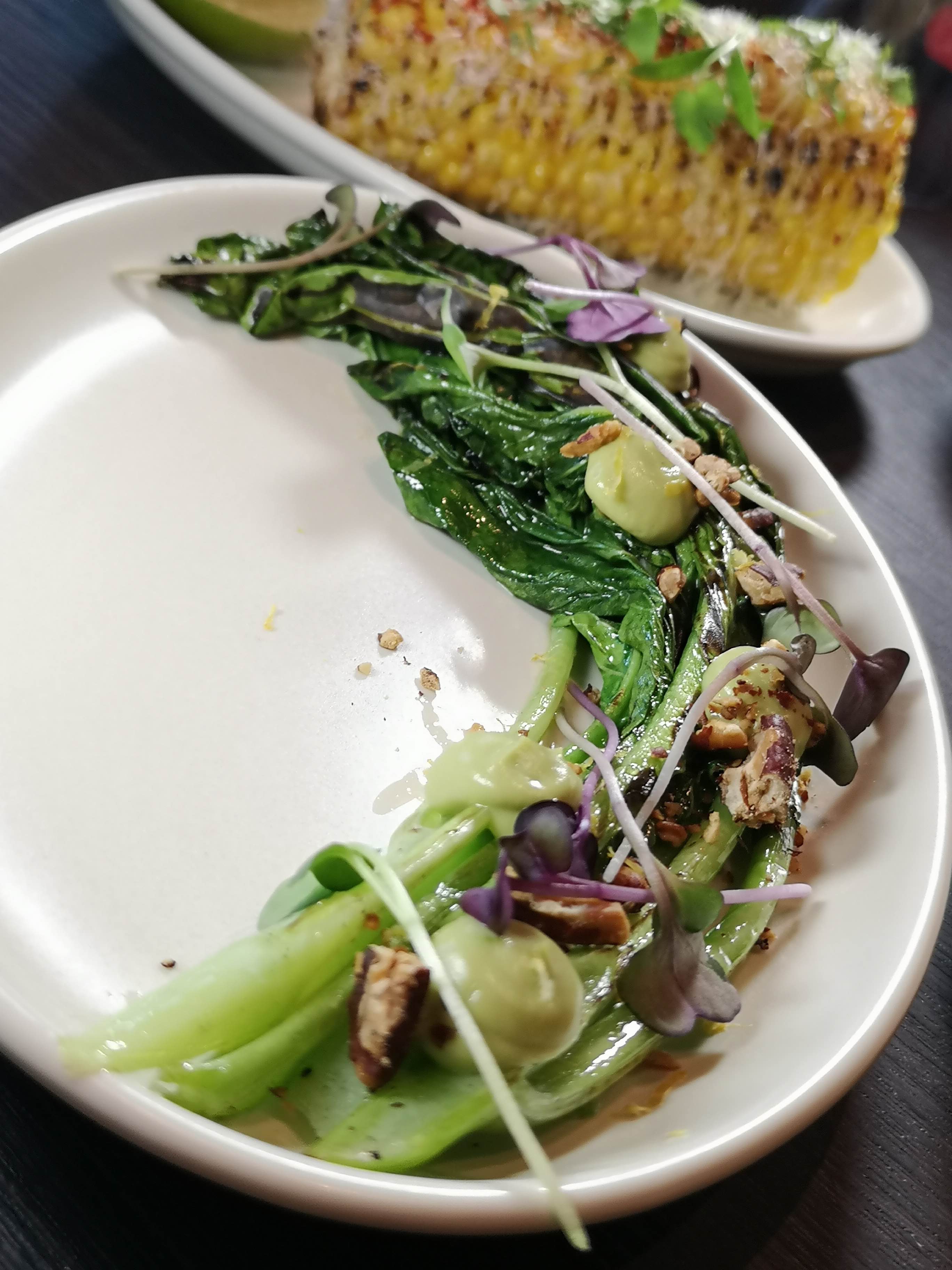 一道簡單的炙烤芥蘭菜、酪梨賣相十足， 讓人食指大動。